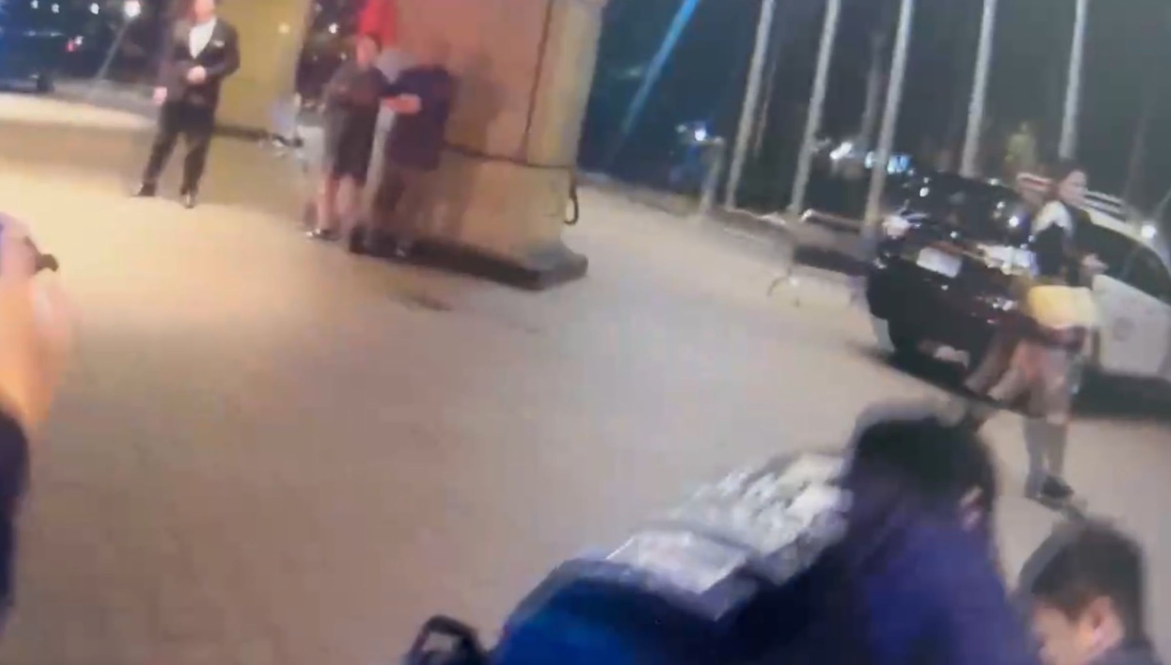 警方利用優勢警力制止雙方行為,事後上銬帶回警局管束。(翻攝畫面)