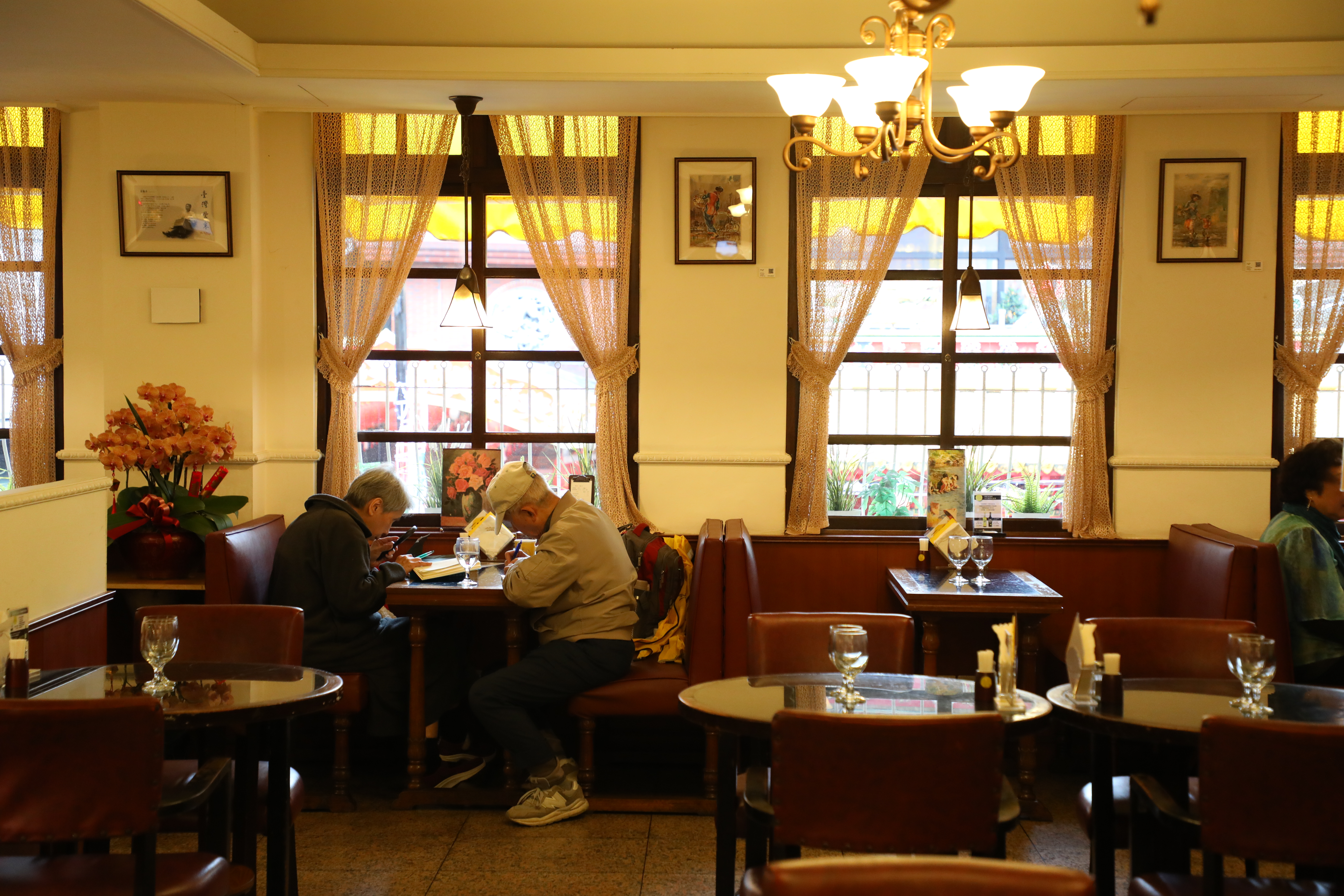 台北武昌街的「明星西點咖啡館Astoria」，1922年由俄羅斯人創始於上海，1949年，攜手簡錦錐在台灣開幕後成為名人聚集地，也是早期台灣文學作家的創作沙龍。