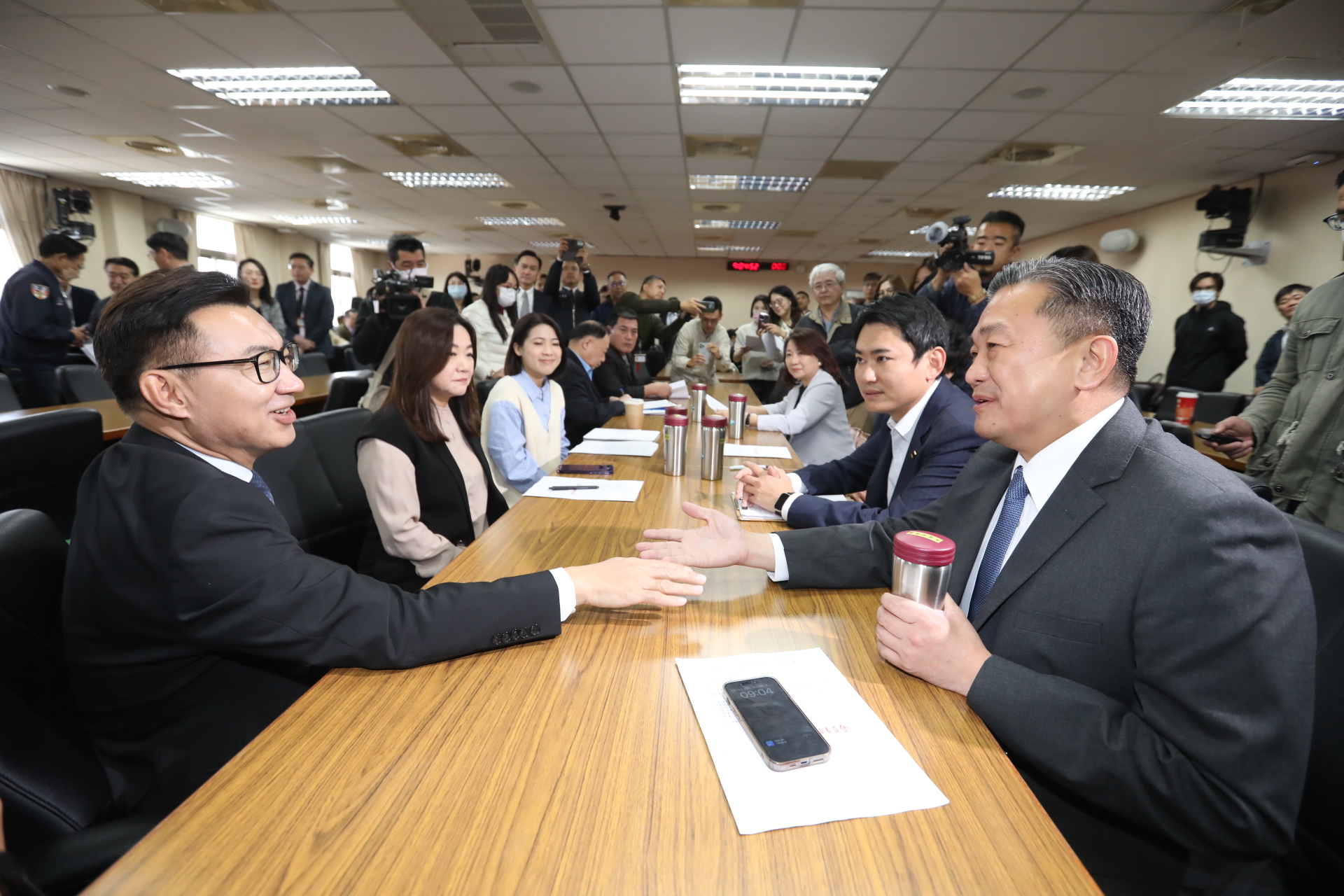王定宇（右1）與馬文君（左2）當選為外交國防委員會召委。
