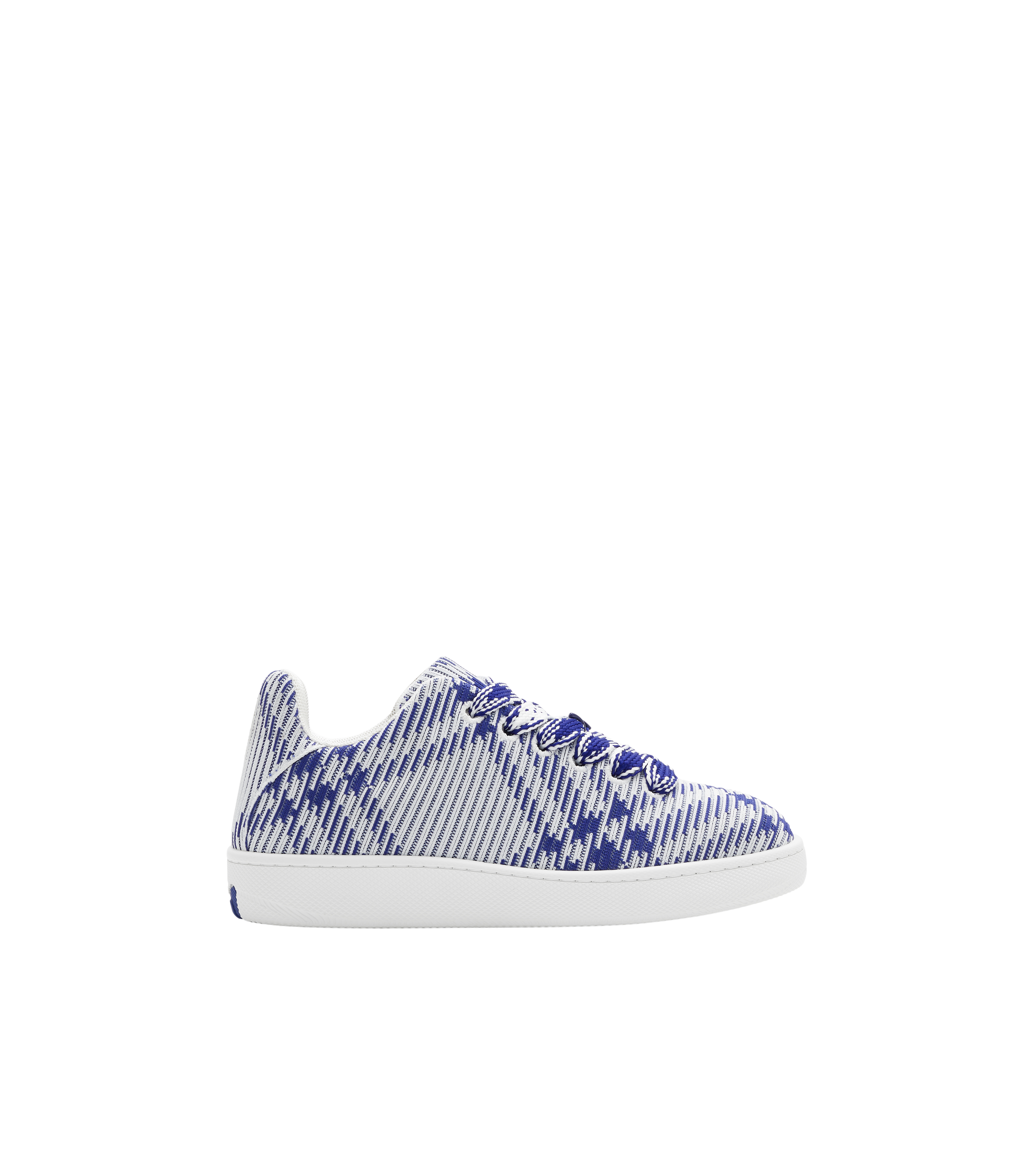 BURBERRY Box鹽白色格紋針織運動鞋。NT$32,500(BURBERRY提供)