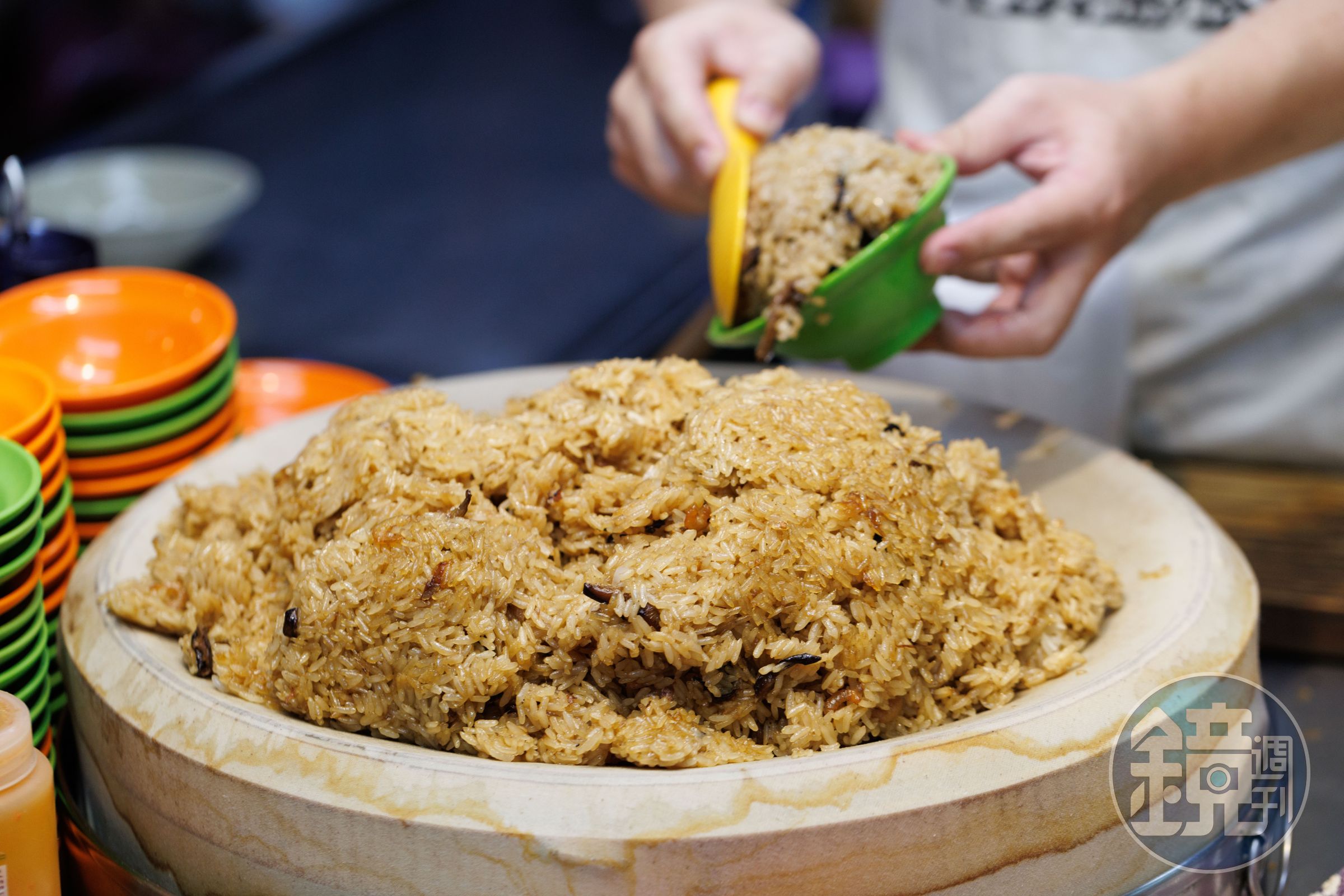 古早味油飯永遠堆得像一個圓滾滾的小山丘。