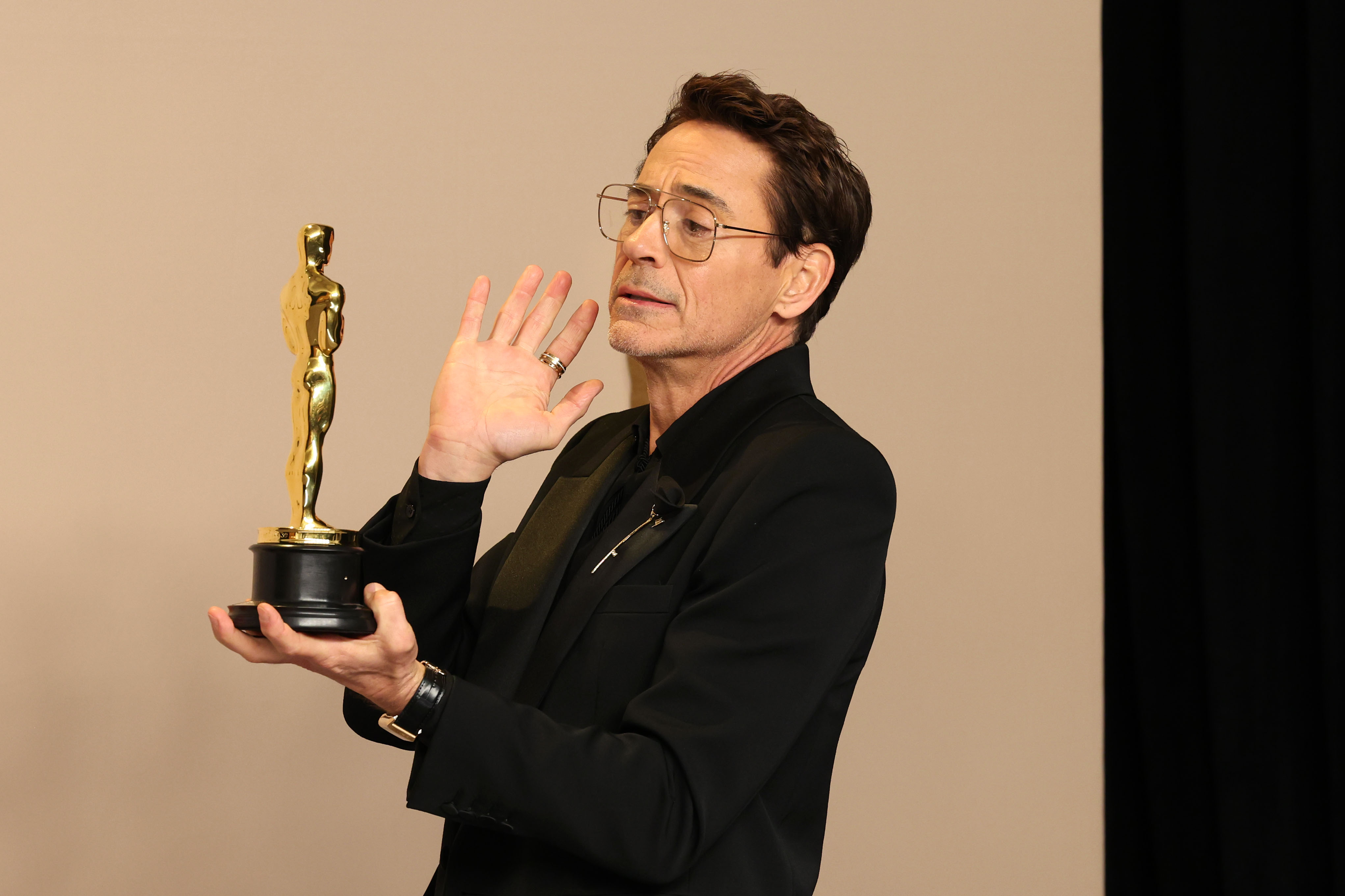 小勞勃道尼講話幽默，連捧小金人的得獎照都很搞怪。（東方IC）