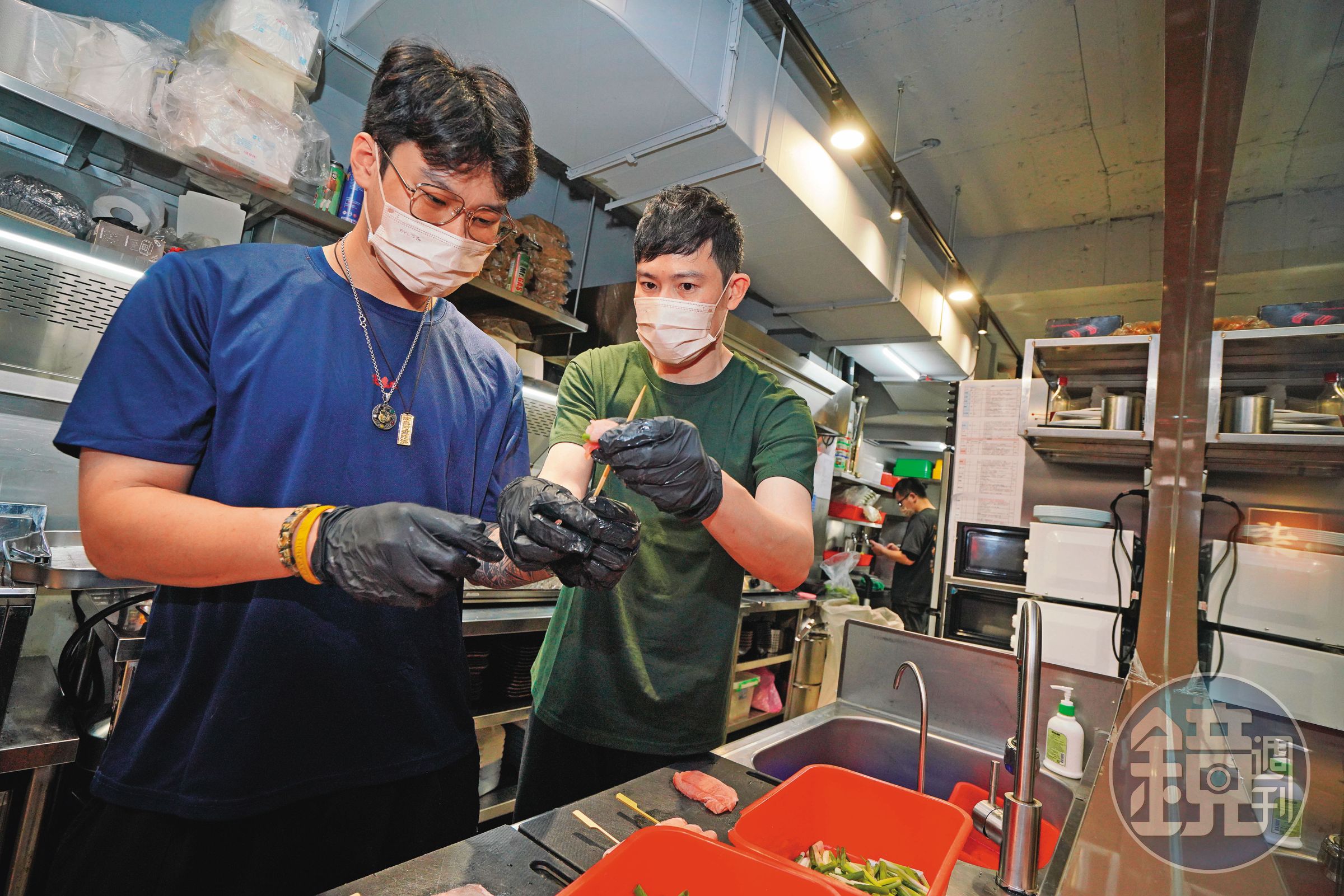 最初開店時只有陳信儒（左2）會串燒，4位一起創業的夥伴自動變成他的徒弟，後來，他更教出不少店長、督導，讓他開起分店更有底氣。