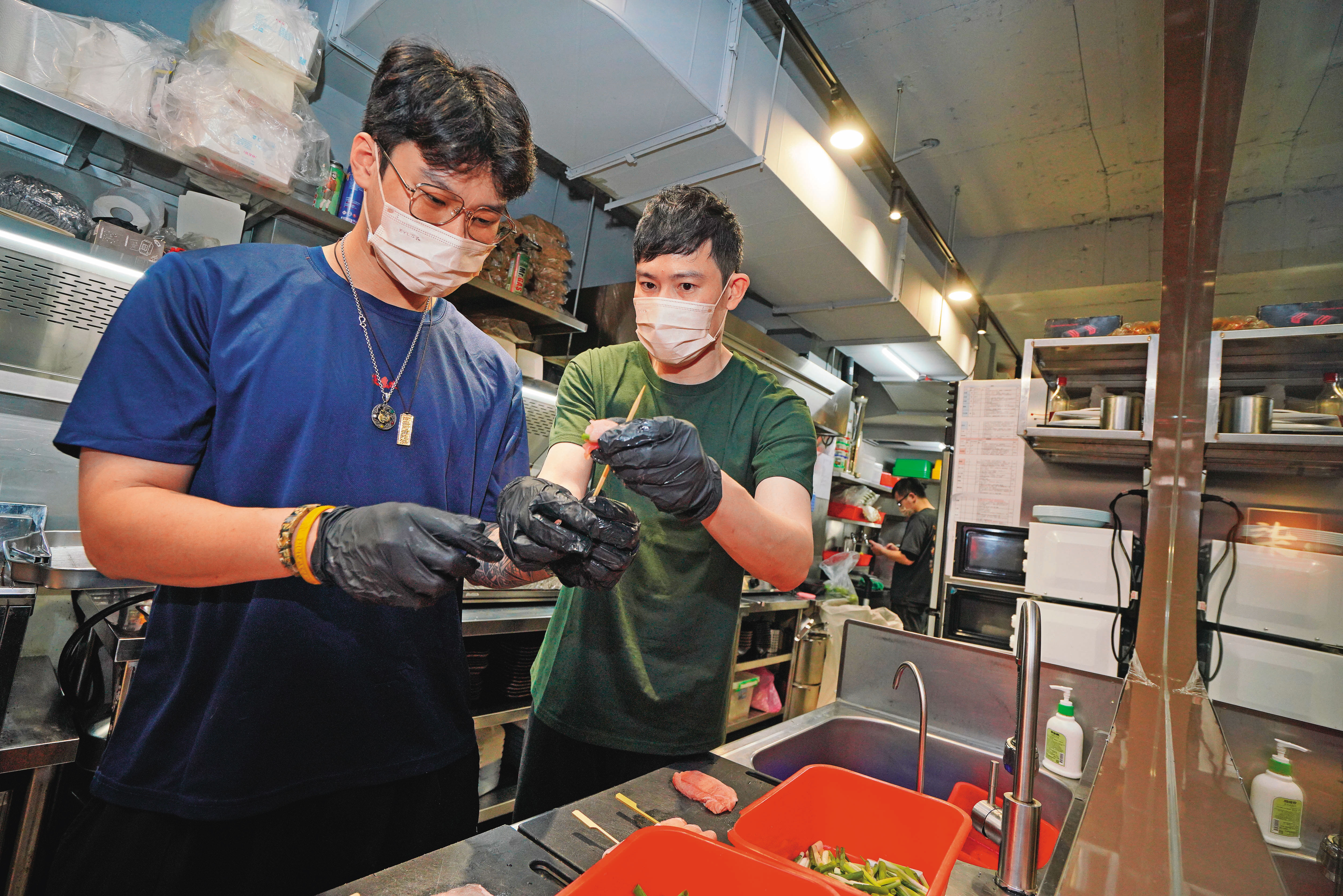 最初開店時只有陳信儒(左2)會串燒,4位一起創業的夥伴自動變成他的徒弟,後來,他更教出不少店長、督導,讓他開起分店更有底氣。
