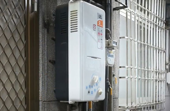 冬天是一氧化碳中毒高峰期，消防署提醒民眾，使用瓦斯熱水器務必保持對外通風，以確保安全。（示意圖，翻攝消防防災館網站）