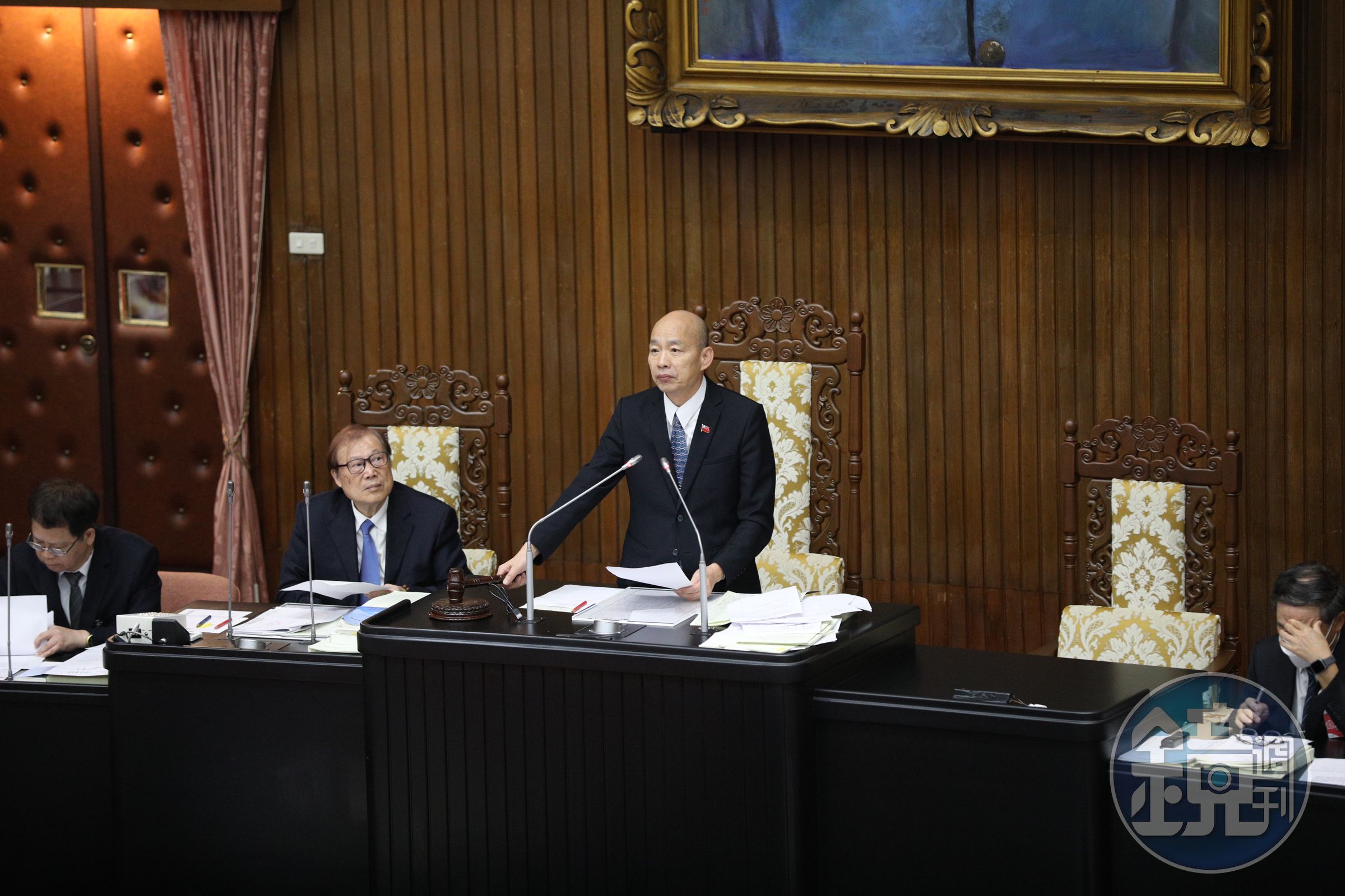 韓國瑜4度問有無異議,才終於有藍委喊出有異議,將綠營提案送進表決。(本刊資料照)
