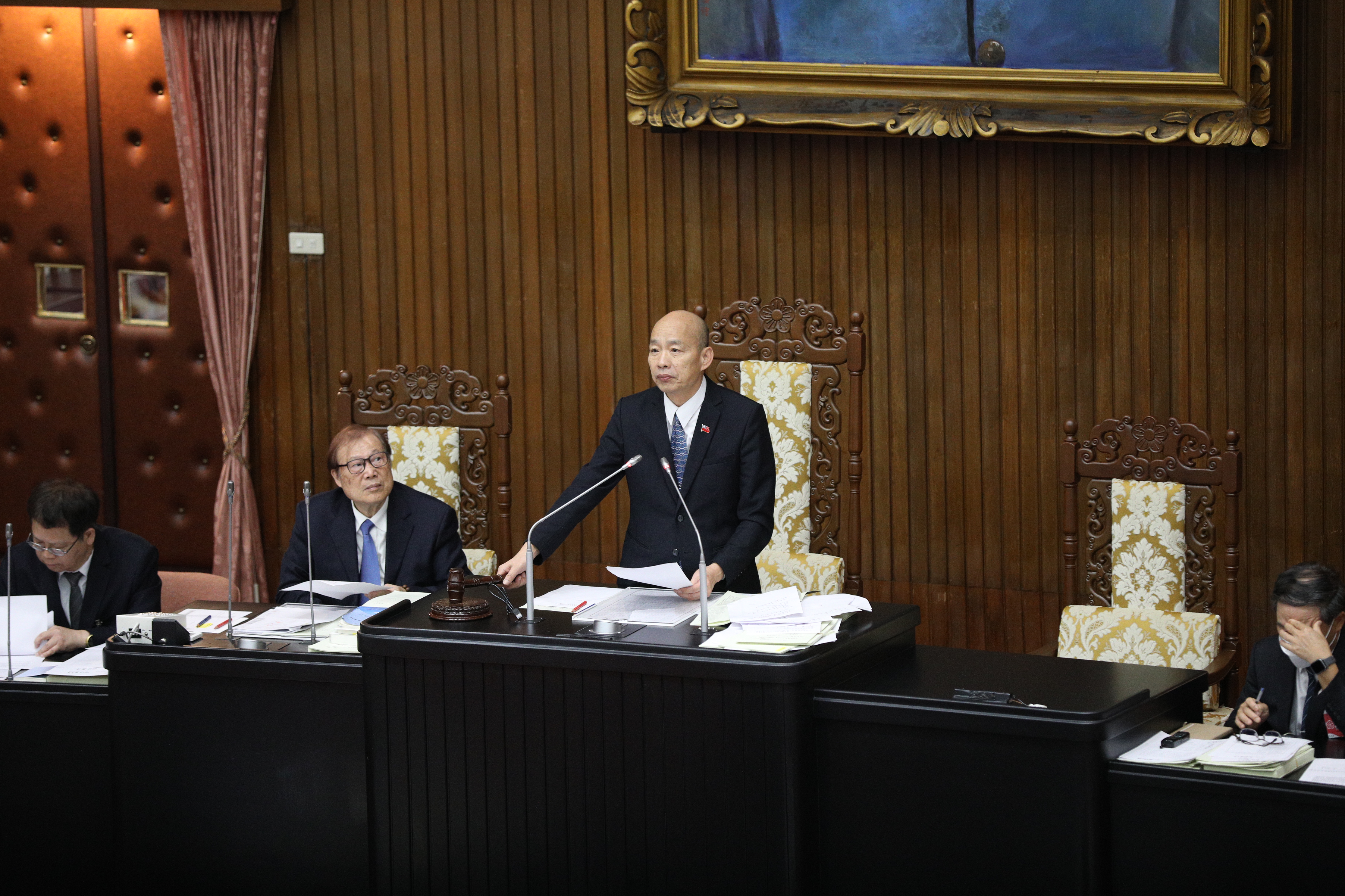 韓國瑜4度問有無異議，才終於有藍委喊出有異議，將綠營提案送進表決。（本刊資料照）