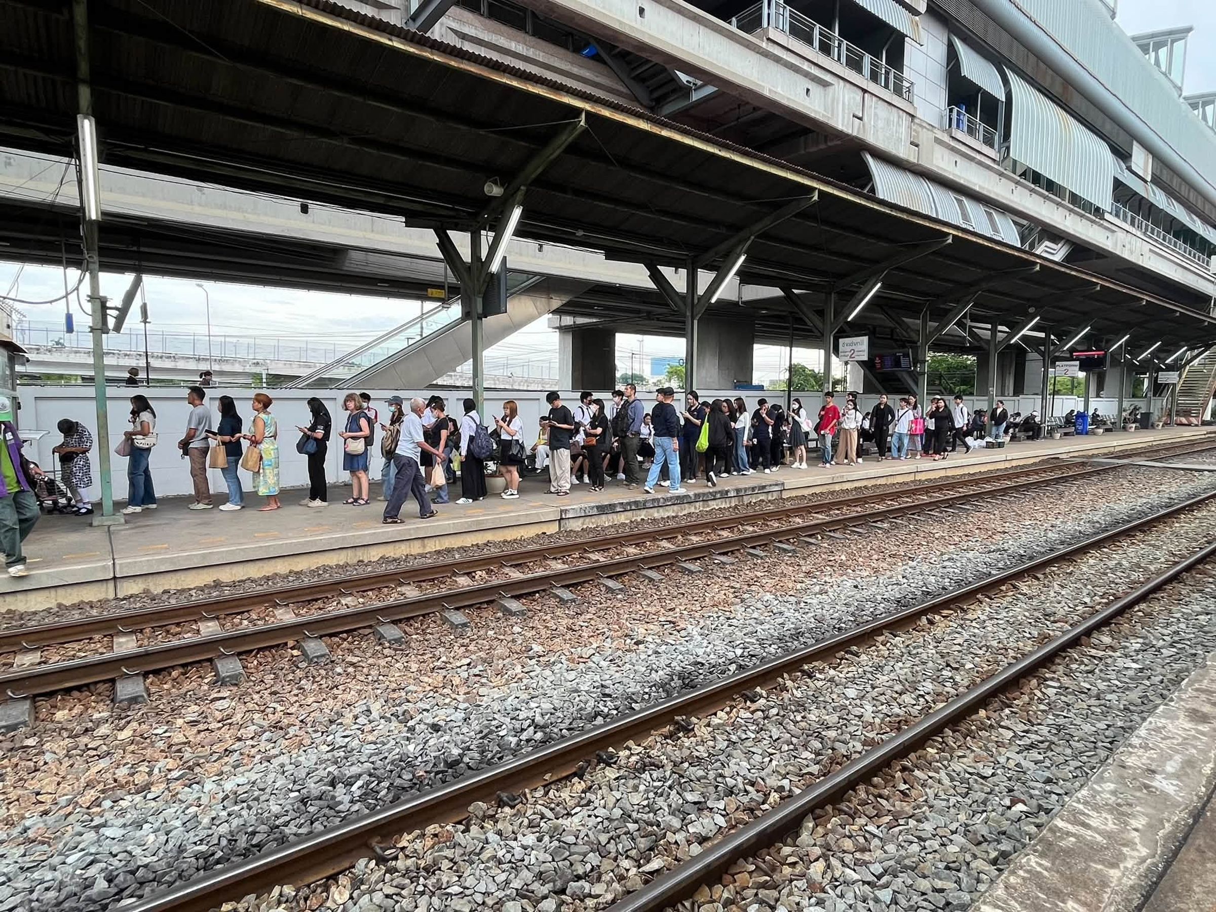 這項故障直接造成全線暫時僅能靠單一列車維持基本服務，發車間隔更是被迫拉長至約每1小時1班，各車站隨即積壓了大量等待搭車人潮。（翻攝自กรมการขนส่งทางราง กระทรวงคมนาคม臉書）