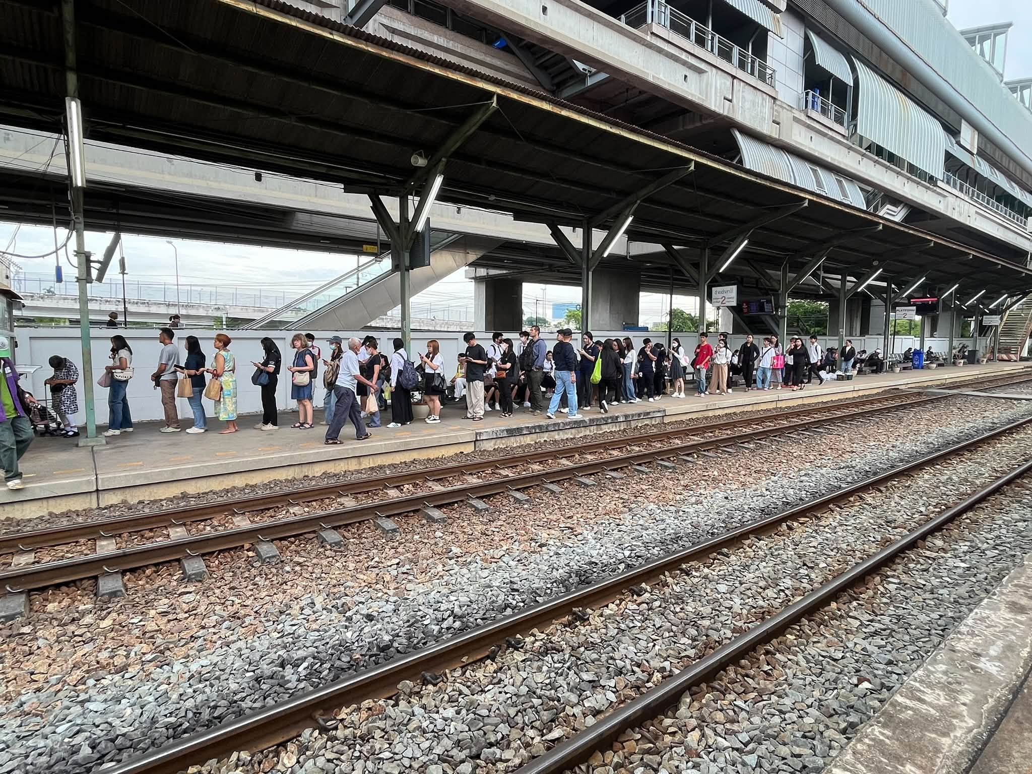 這項故障直接造成全線暫時僅能靠單一列車維持基本服務,發車間隔更是被迫拉長至約每1小時1班,各車站隨即積壓了大量等待搭車人潮。(翻攝自กรมการขนส่งทางราง กระทรวงคมนาคม臉書)