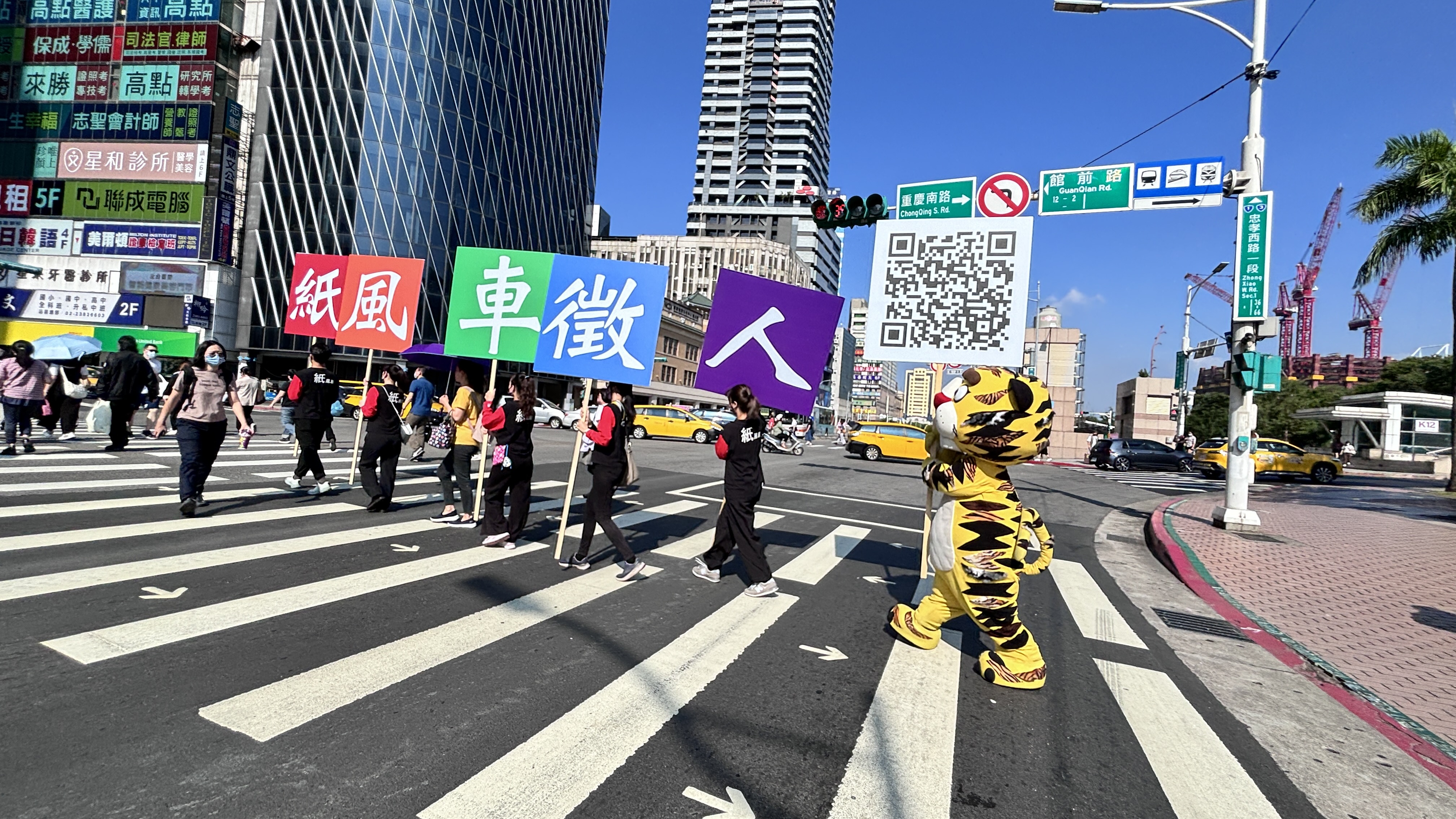 紙風車文藝工作大隊積極招募新血，直接走上街頭「找人」啦。（紙風車劇團提供）