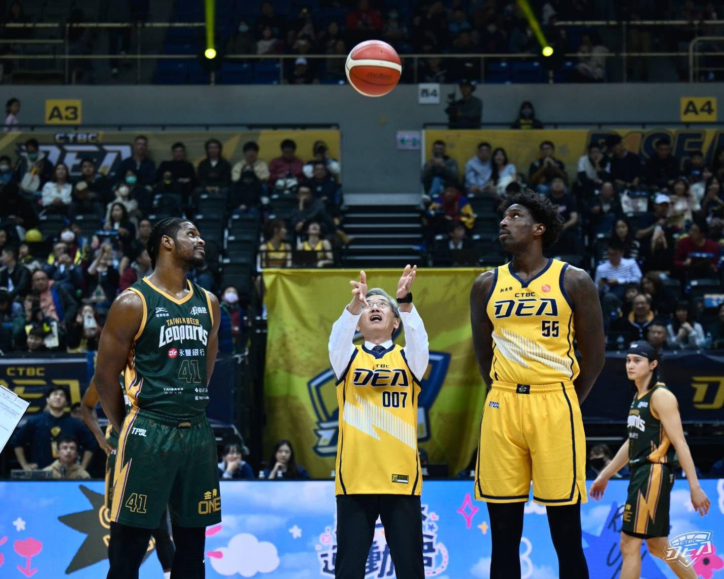 調查局長陳白立擔任新北中信特攻與台啤永豐隊球賽的開球儀式嘉賓，號召熱血籃球迷一同加入「打詐．反毒」行列，共同守護國人生命財產安全與健康。（讀者提供）