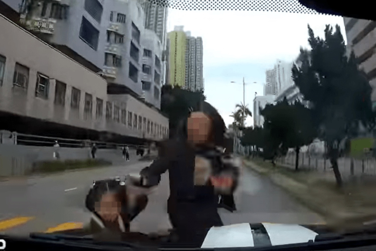 一名母親帶女兒衝向馬路，遭到一輛貨車撞上，所幸兩人沒有大礙（翻攝「香港突發事故報料區」臉書）