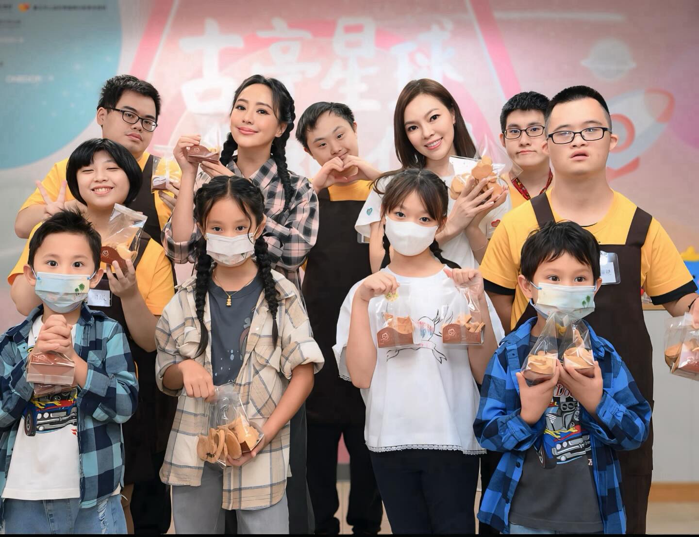 曾馨瑩和關穎帶兒女到喜憨兒基金會作公益。（翻攝曾馨瑩IG）