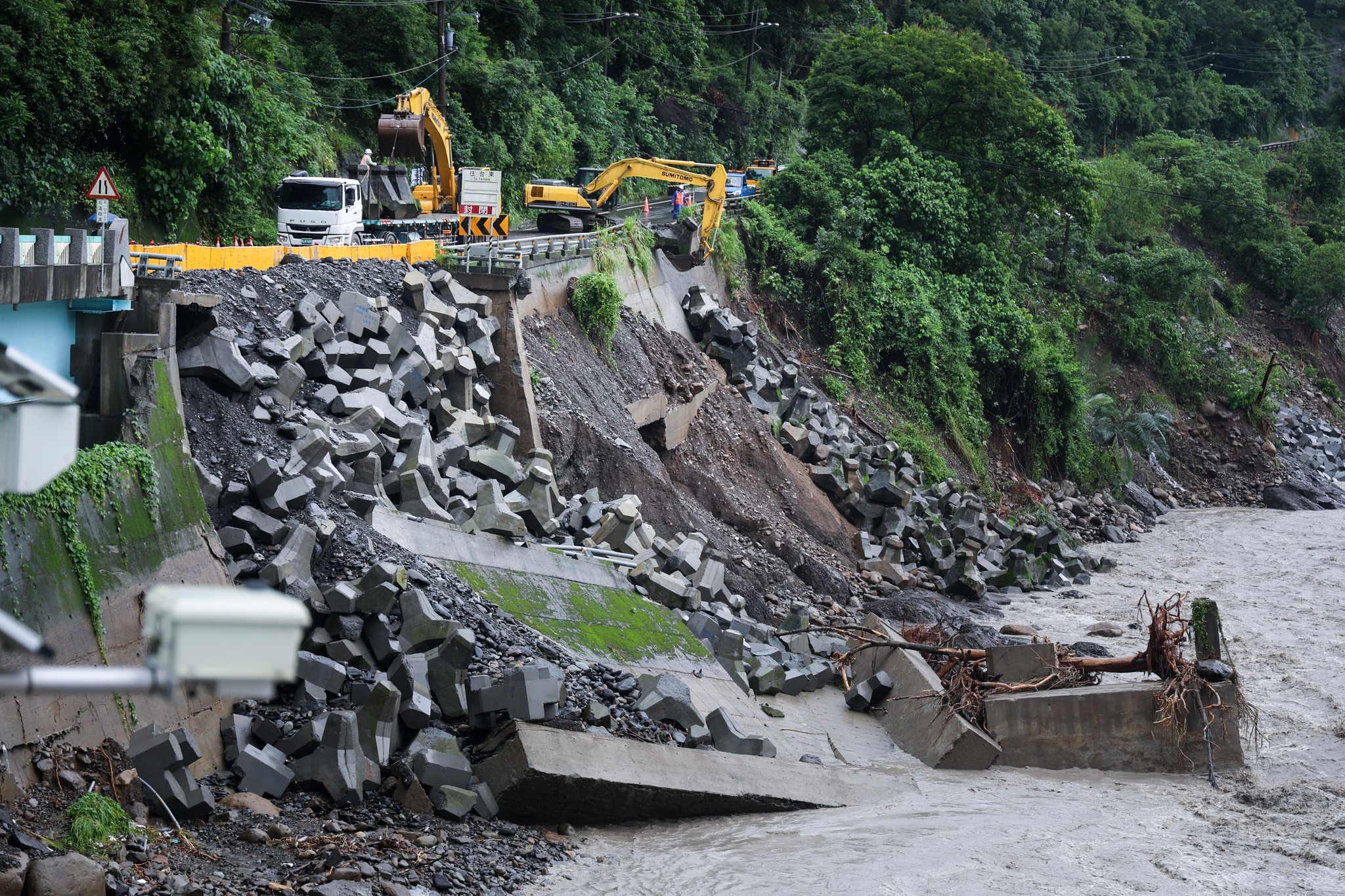 山區天氣終於放晴，救難行動得以重新展開。（翻攝自卓榮泰臉書）