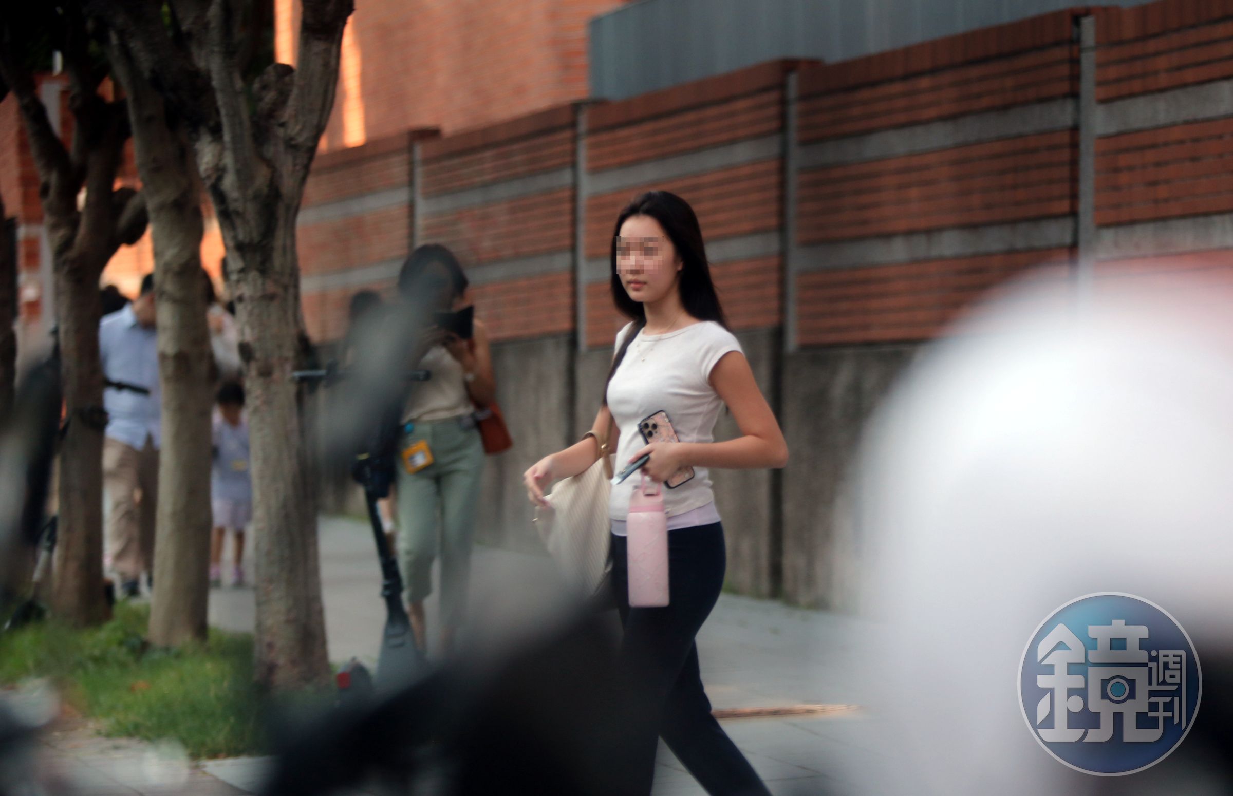 妞妞放學後，坐上與弟弟郭守善不同的黑色賓士離去。
