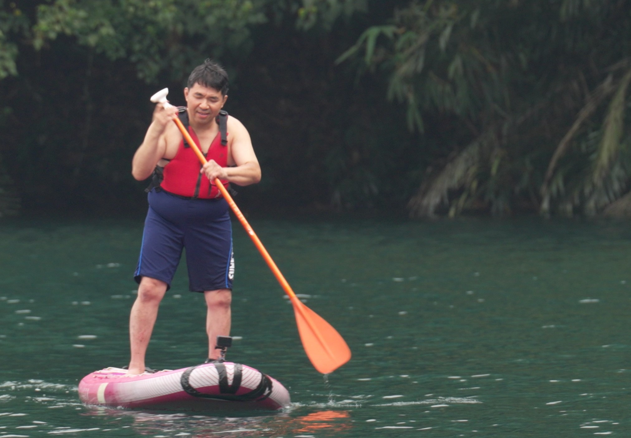 林家興因為不預設恐懼，比一般遊客更容易上手SUP立漿運動。（公視提供）