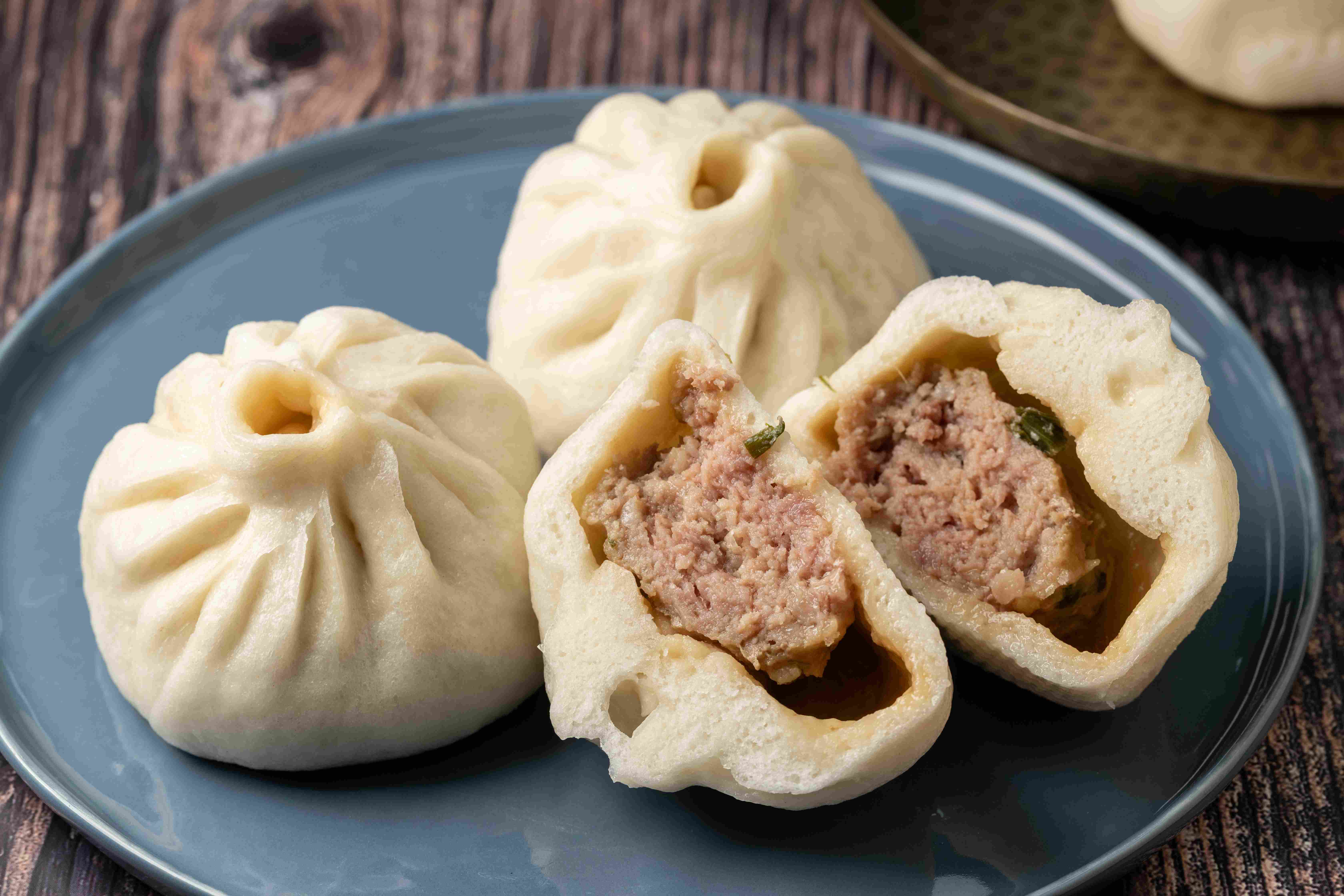 「鮮肉包」的豬肉餡水嫩香甜。（25元／顆）