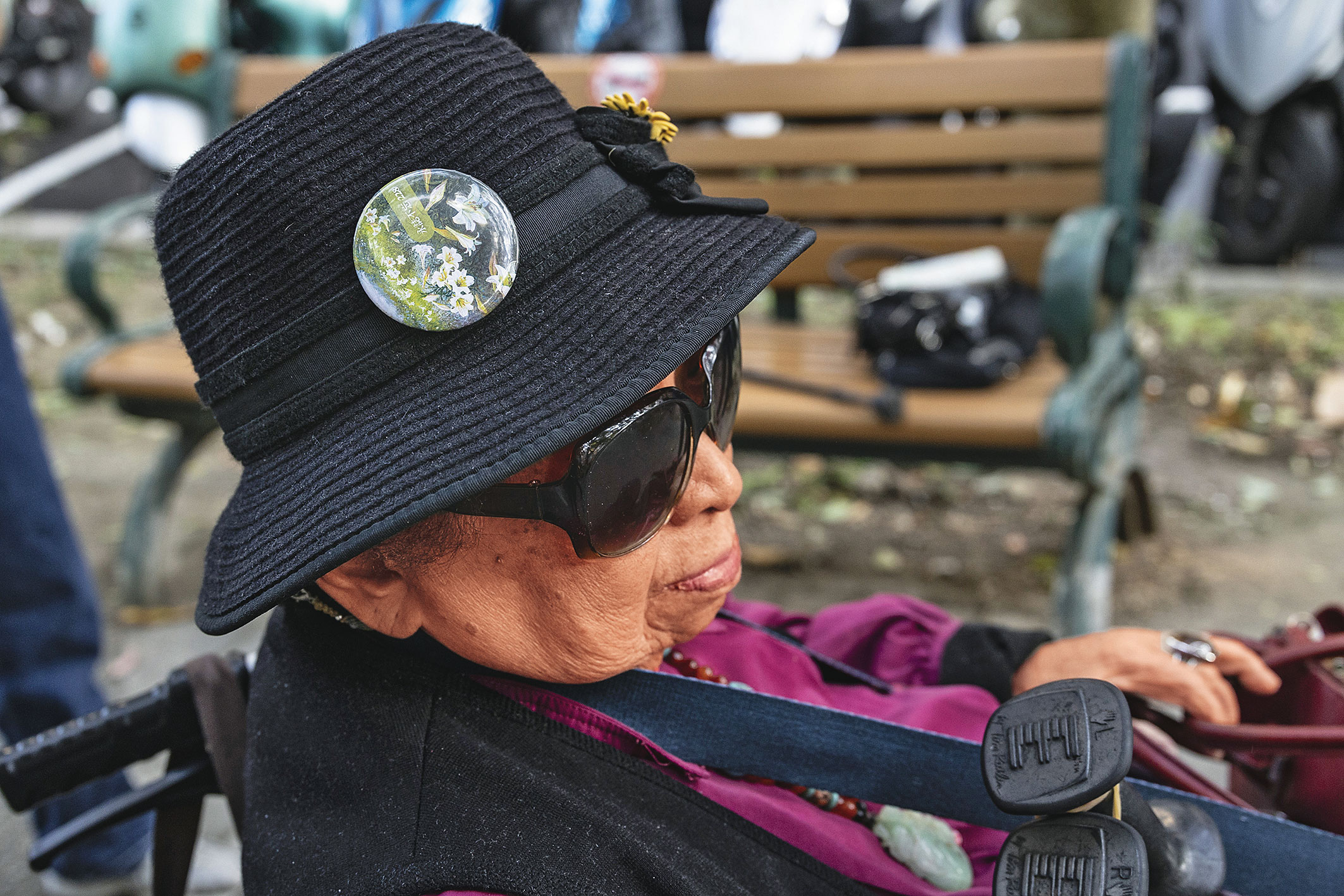 每逢228紀念日,田孟淑就會別上「永誌不忘228」別針。