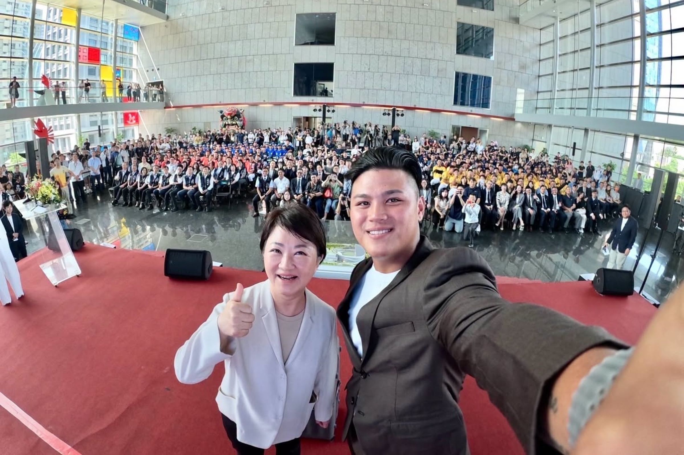 台中市府邀請旅美棒球好手李灝宇道場見證「台灣超巨蛋」簽約儀式。（翻攝自FB@盧秀燕﻿）