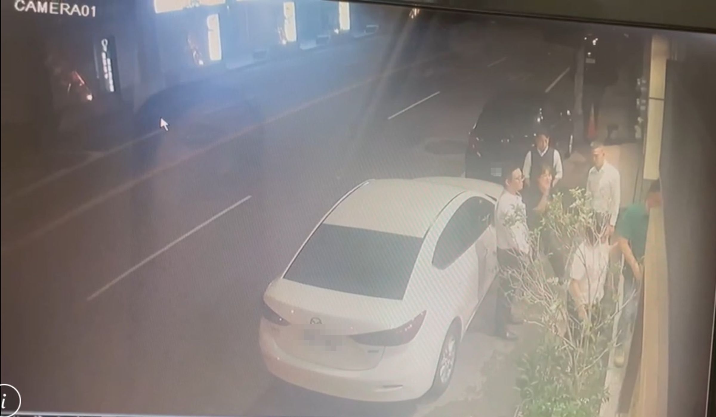 監視器拍下4名員工在店門口滋事畫面。(住商提供)