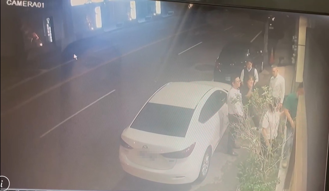 監視器拍下4名員工在店門口滋事畫面。（住商提供）