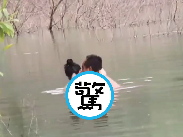 大媽大叔神仙眷侶，大玩「水鴛鴦」愛愛！鄉民嫉妒又羨慕。（翻自《吃瓜網》）