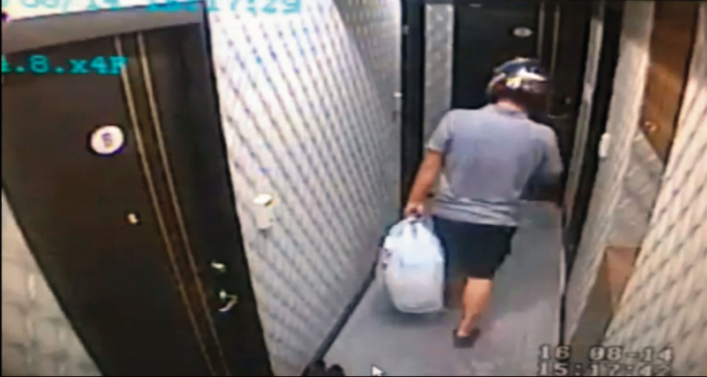吳典鴻勒斃女友後，外出買了木炭等物品回到同居套房，打算故布疑陣。（翻攝畫面）