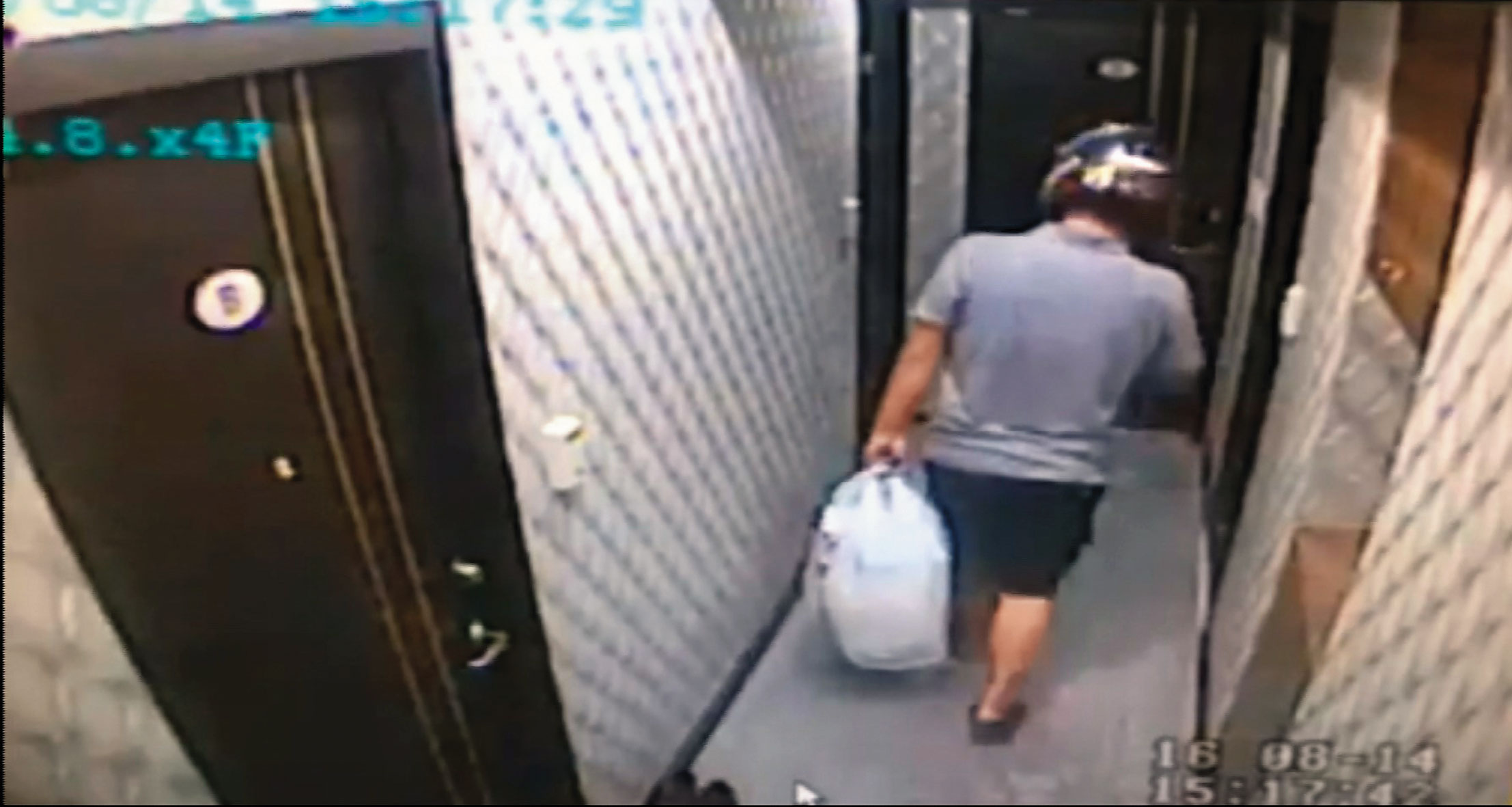 吳典鴻勒斃女友後，外出買了木炭等物品回到同居套房，打算故布疑陣。（翻攝畫面）