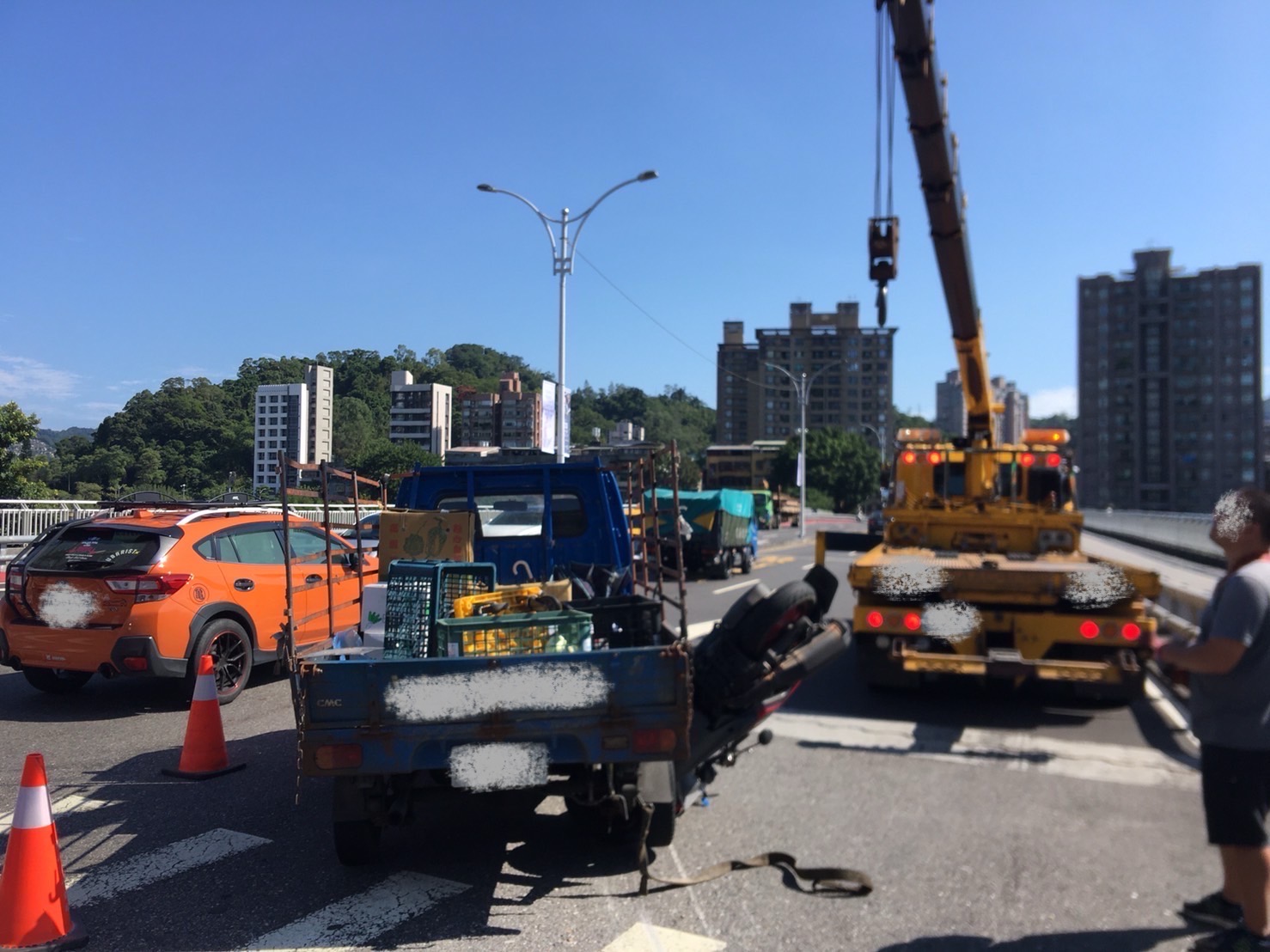 警方事後出動吊車將貨車吊起,將機車移置才恢復交通順暢。(翻攝畫面)