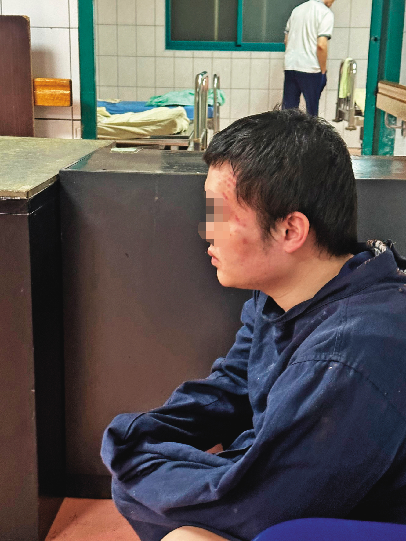 楊父（圖）得知兒子遭毆打凌虐，十分激憤。（投訴人提供）