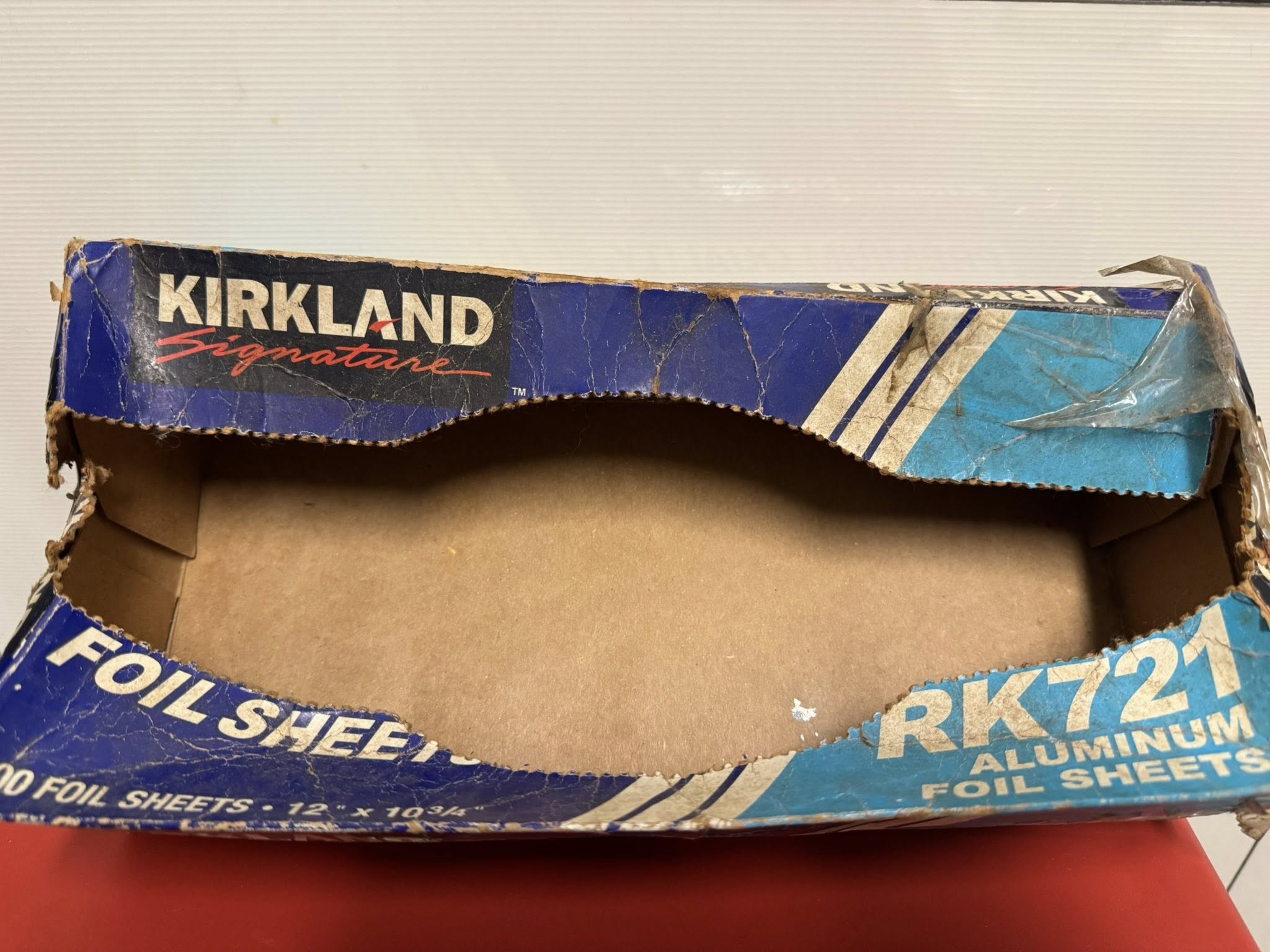 網友分享他買了一盒抽取式鋁箔紙，用了18年終於用完，「小孩也成年了」。（翻攝自臉書社團Costco好市多 商品經驗老實說）