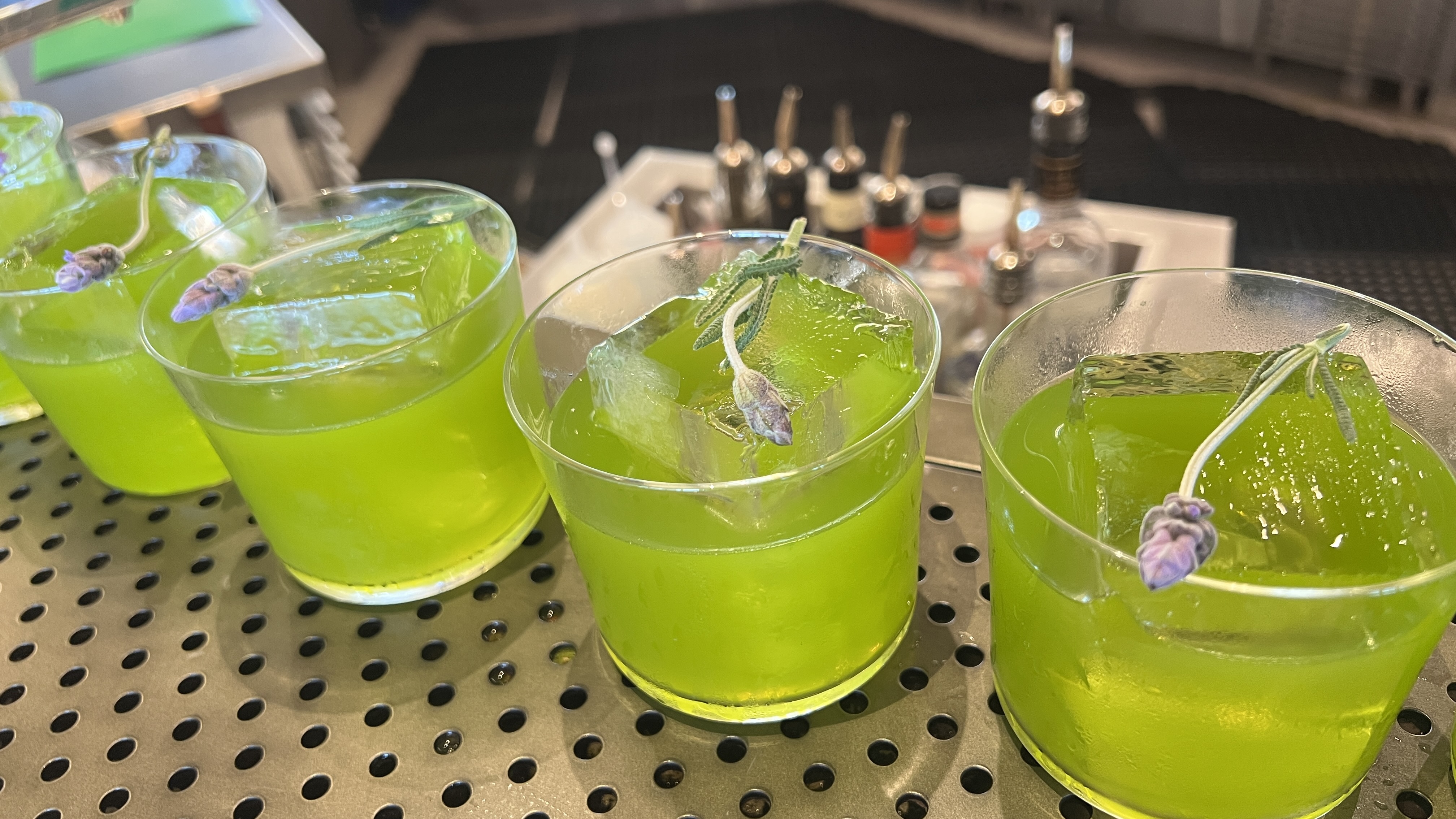 用大量羅勒與薰衣草添香的特調雞尾酒，相當清爽。（港幣168元／杯，約NT$669）