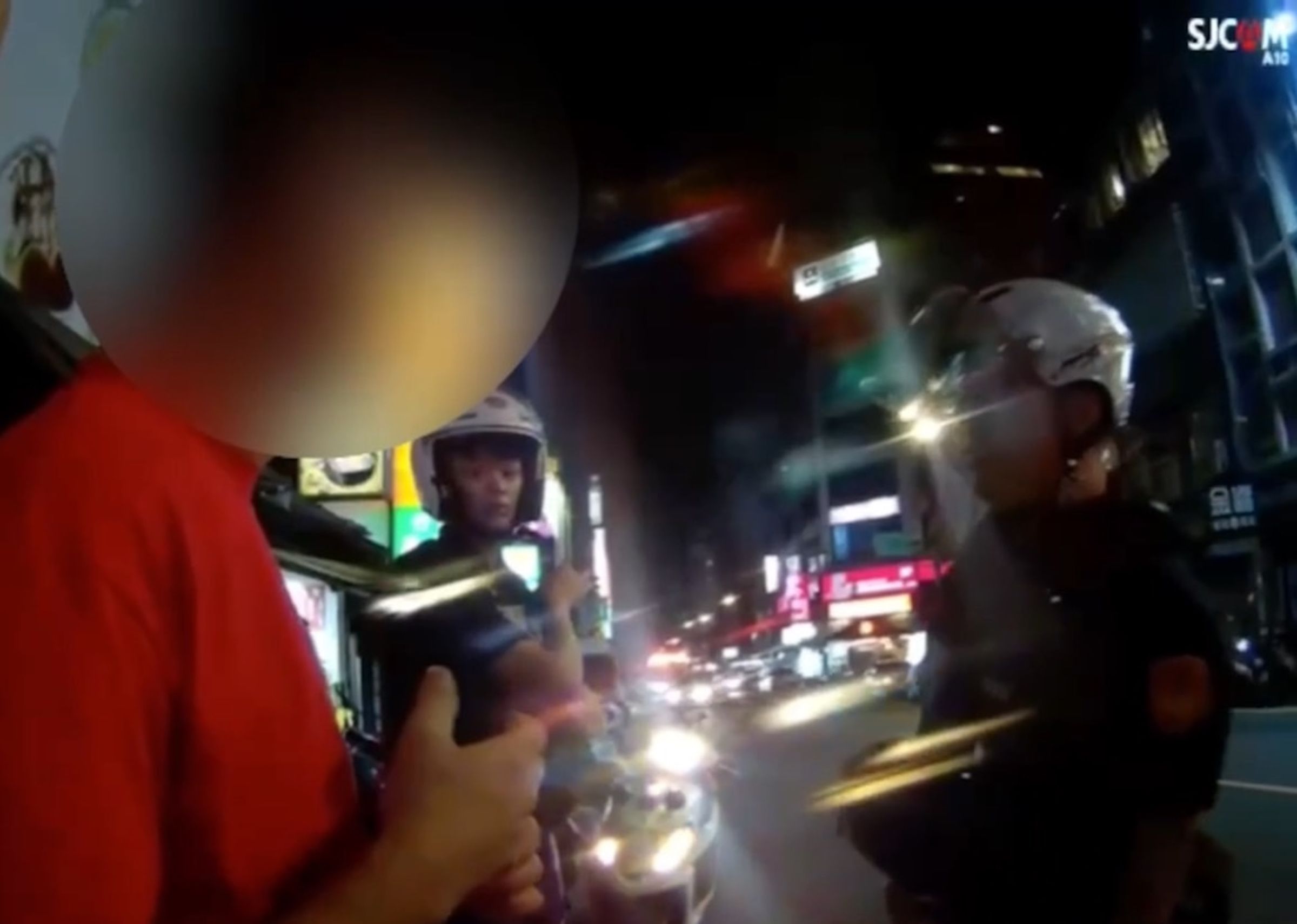 警方鎖定2男行蹤，攔下車輛將他們帶回警局偵訊。（翻攝畫面）