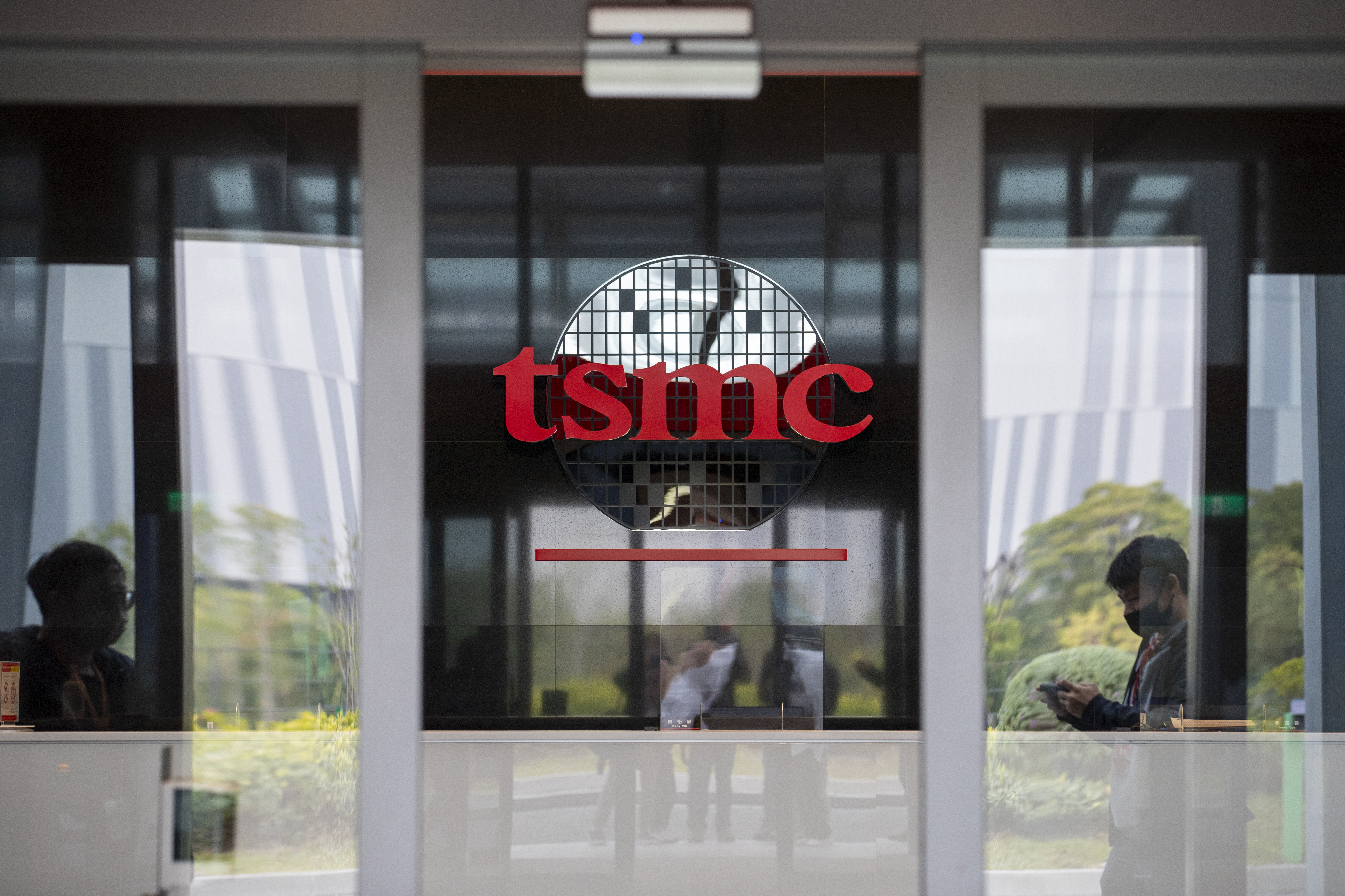 權值股台積電被稱為「護國神山」，占台股指數比重第一。