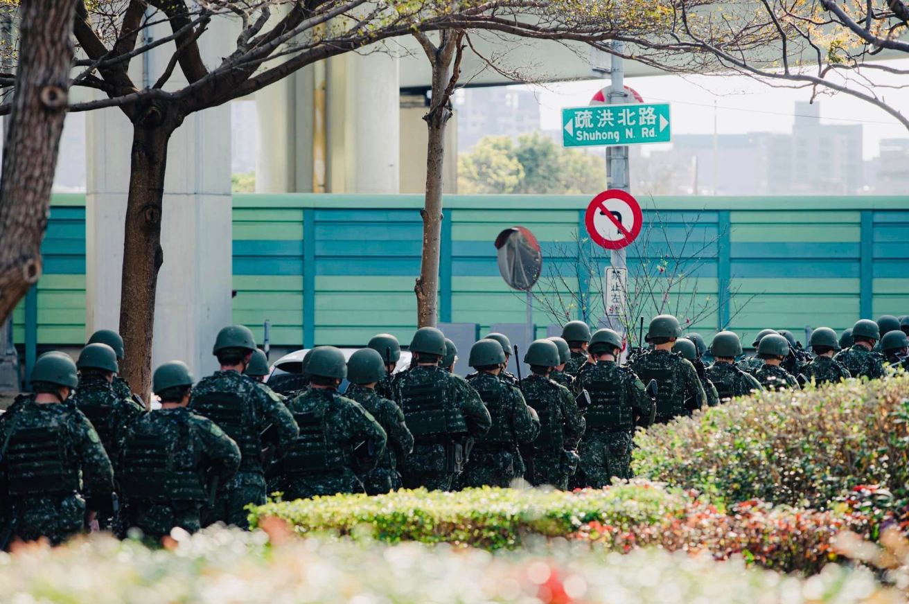新北市後備指揮部後備旅今日發生營長誤觸板機，遭子彈擊中左腳掌的事故。（示意圖，翻攝自國防部發言人臉書）