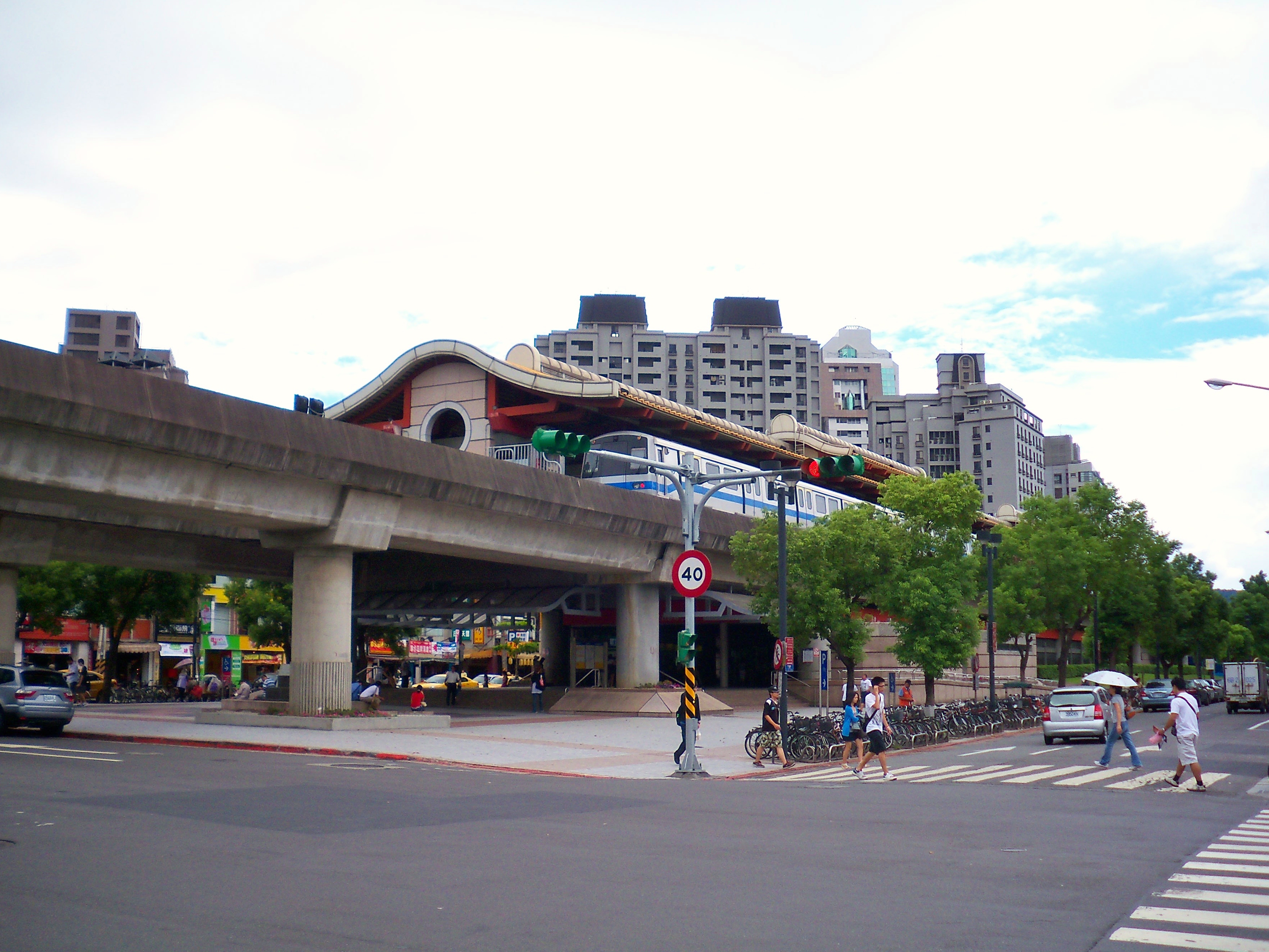 台北捷運石牌站今下午驚傳疑似隨機砍人事件，所幸傷者送醫沒有生命危險。（翻攝自維基百科）