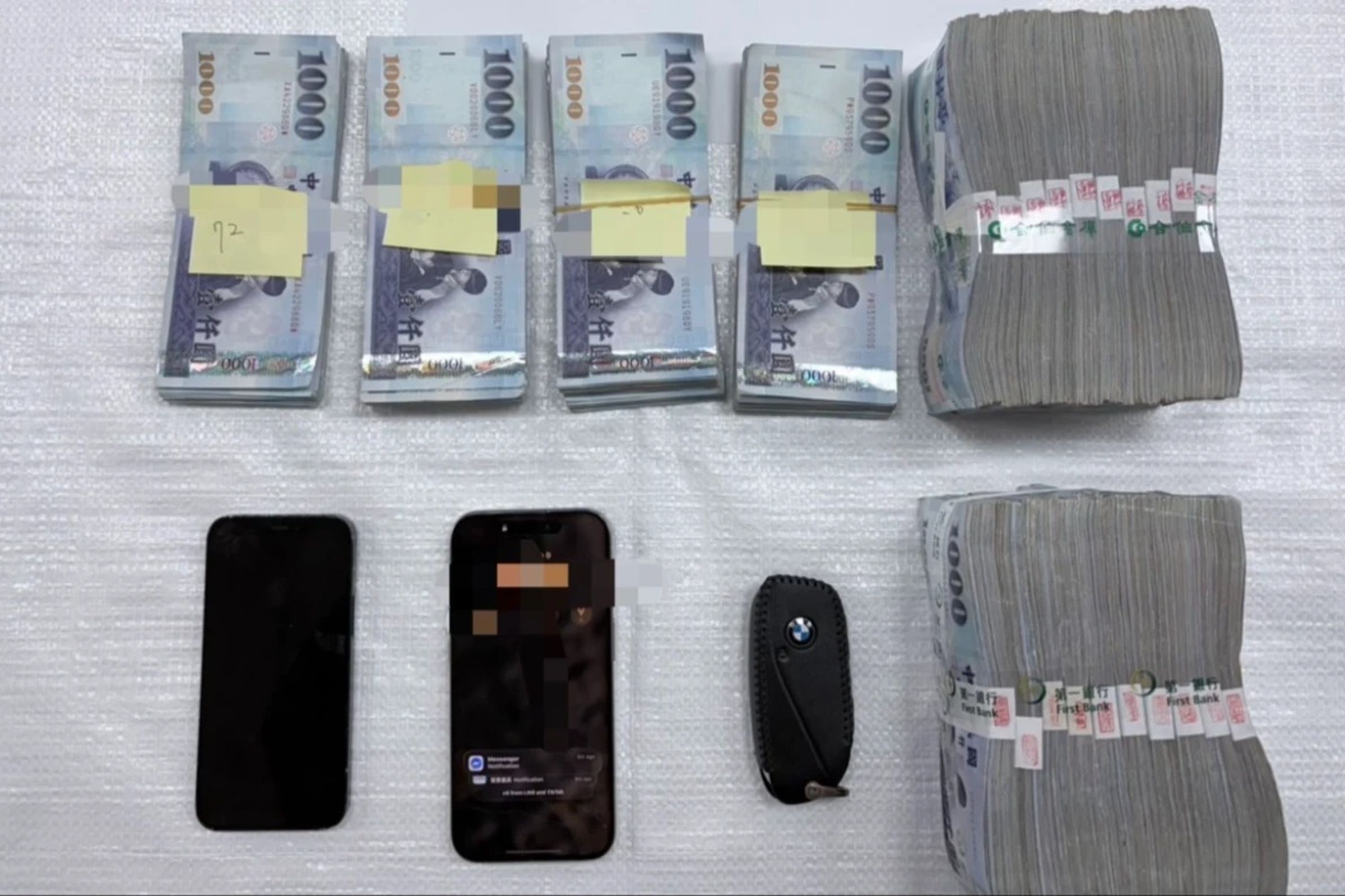 疑似因金錢分配細節談不攏而產生摩擦,傅男隨後竟當眾奪走現金袋並奪車離去。(翻攝畫面)