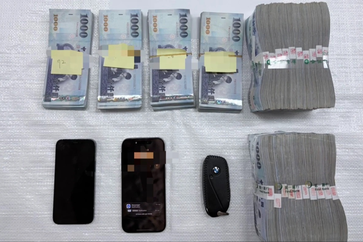 疑似因金錢分配細節談不攏而產生摩擦，傅男隨後竟當眾奪走現金袋並奪車離去。（翻攝畫面）
