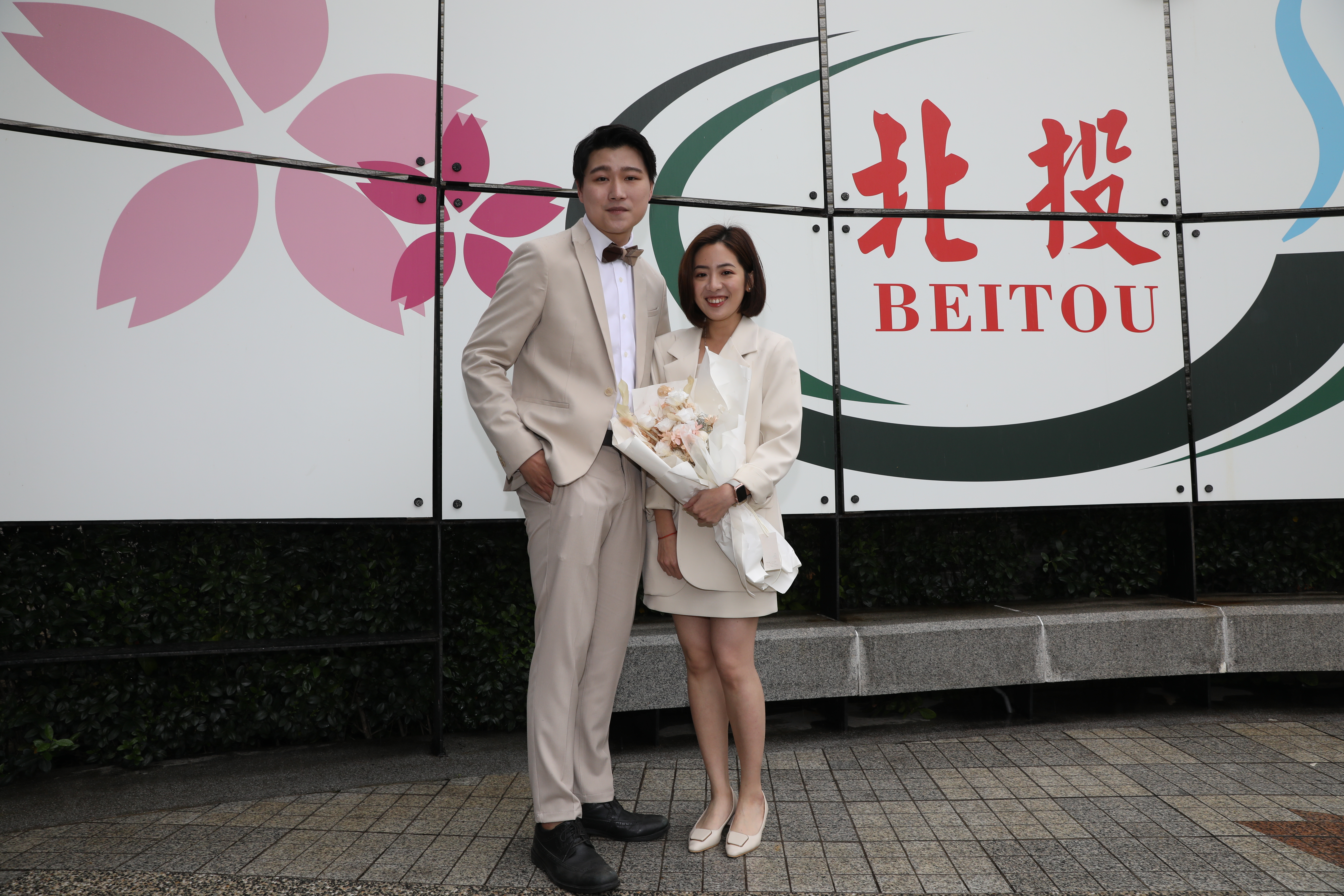 本刊獨家直擊，2人完成結婚登記後準備步出北投戶政事務所，黃瀞瑩與先生劉家耀落落大方向本刊記者分享新婚喜訊。