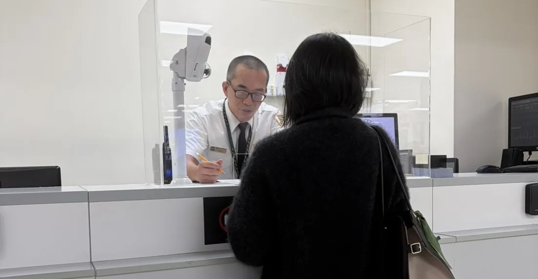 移民官於松山機場執行入境查驗，確認旅客來台目的及在台相關行程資料。移民署提供