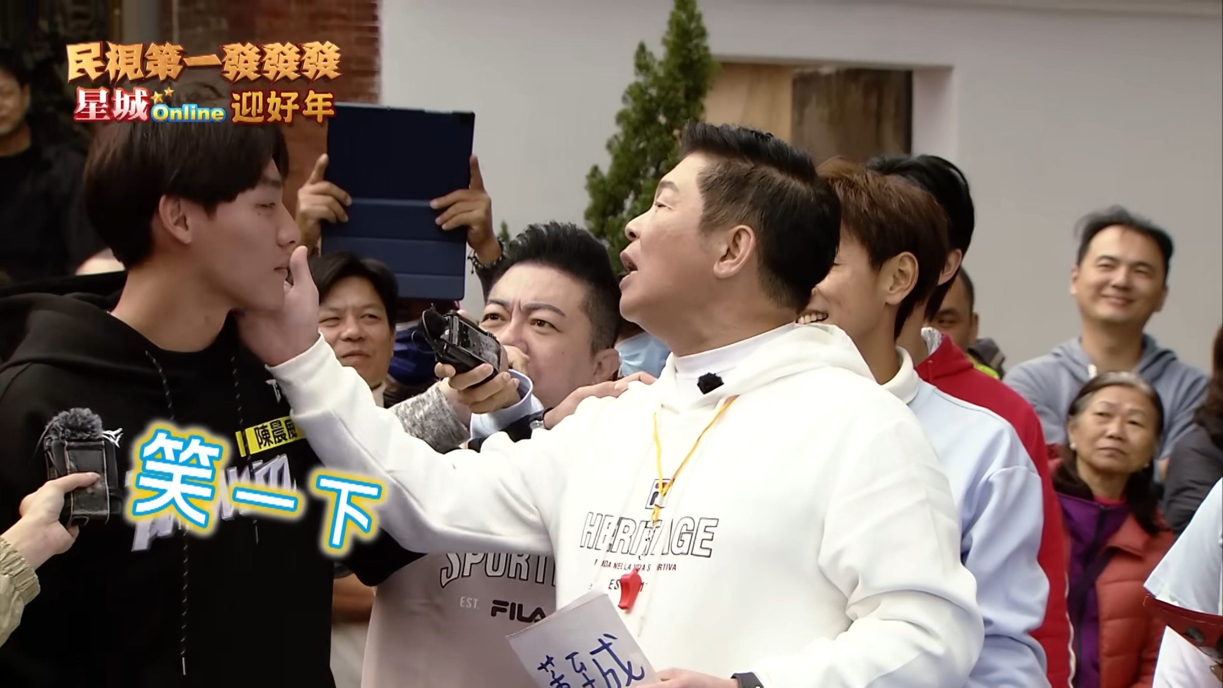 陳晨威在除夕節目中被曾國城拍臉,引發討論。(翻攝自YouTube 民視綜藝娛樂)