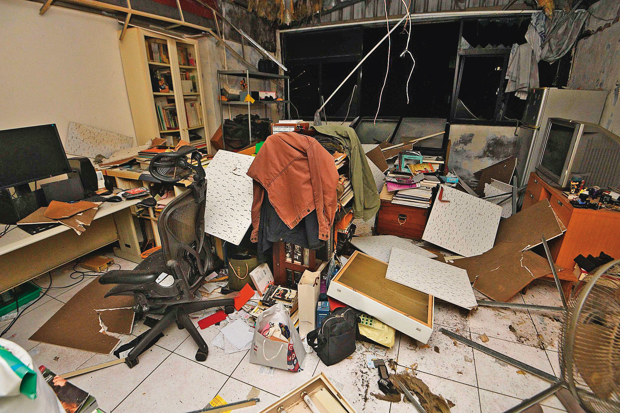 康芮颱風重創新北市，一處民宅的窗戶及天花板慘遭吹垮。（讀者提供）