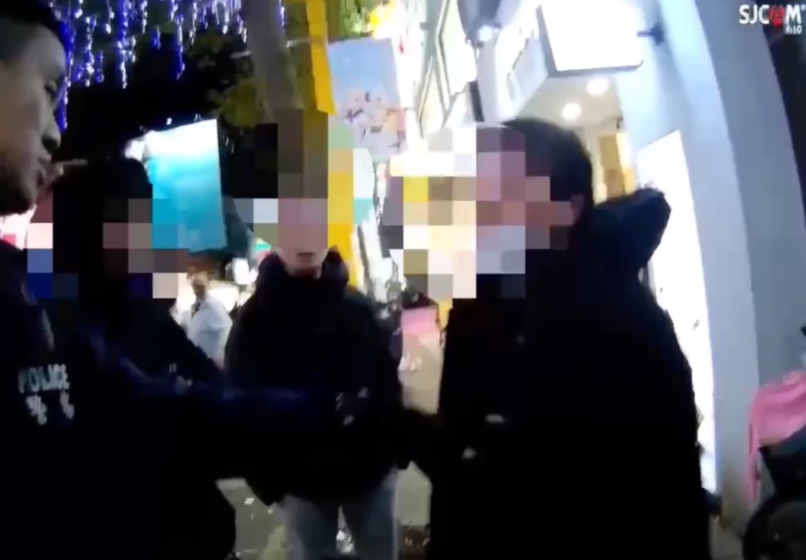 劉女（右）因殺價遭拒惱羞成怒，警方到場處理時還遭她辱罵三字經、推擠。（翻攝畫面）