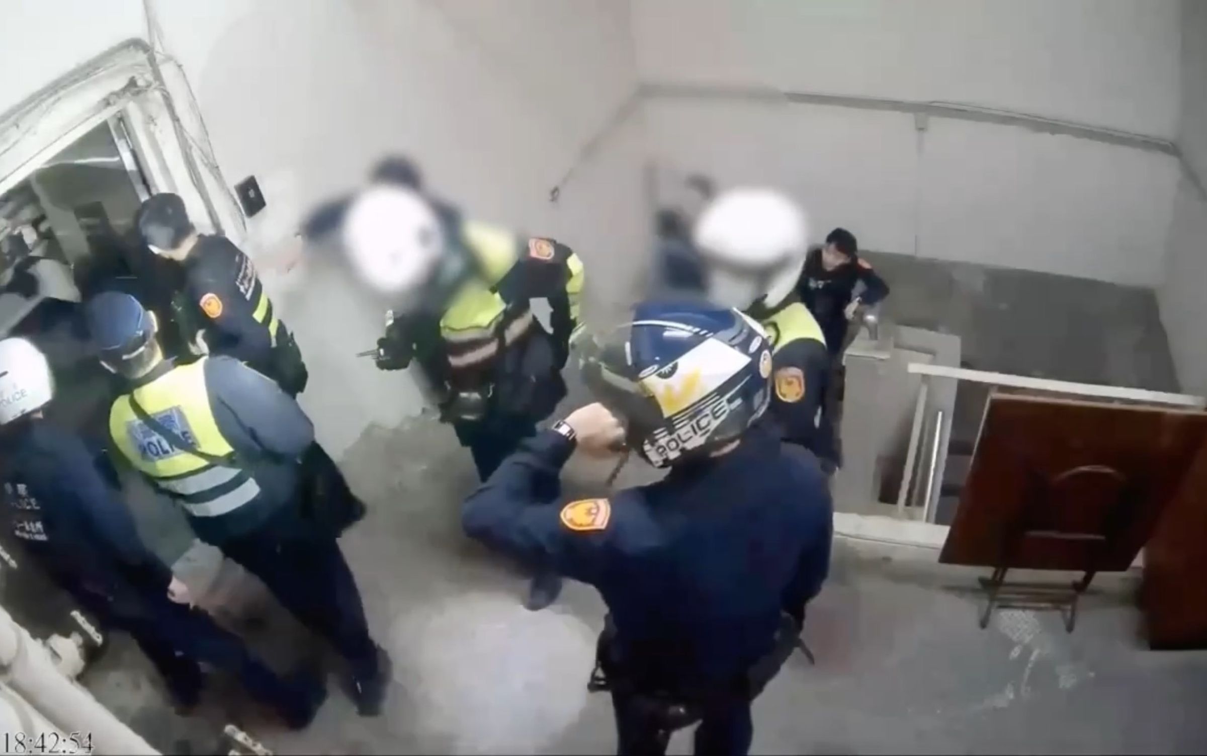 警方約10秒後就抵達頂樓圍捕凶嫌。（翻攝畫面）