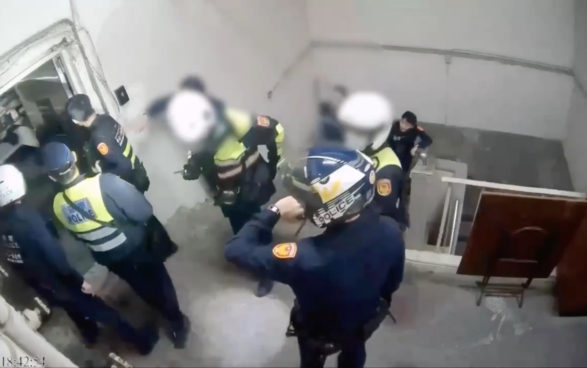 警方約10秒後就抵達頂樓圍捕凶嫌。（翻攝畫面）