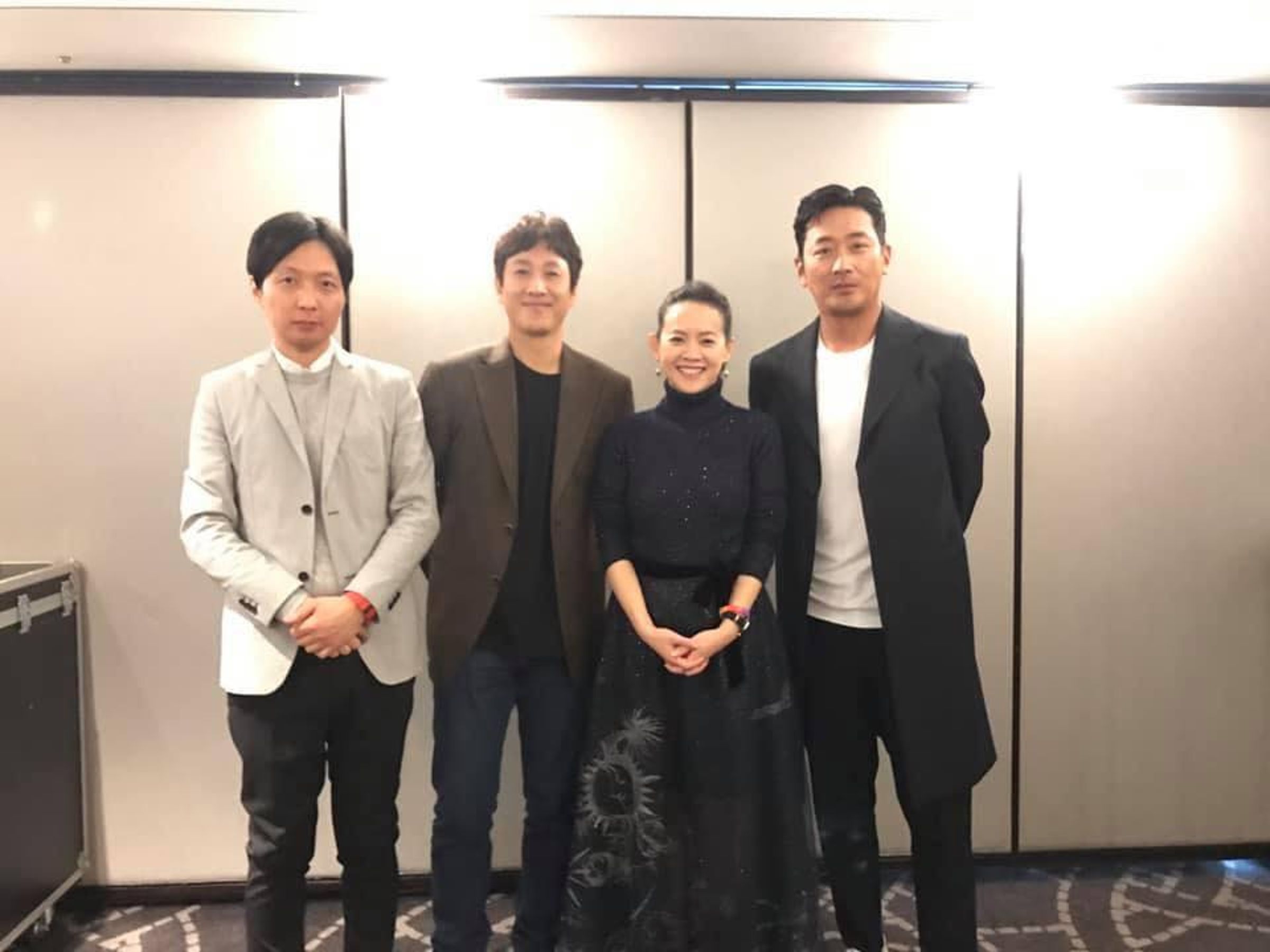 曾寶儀曾主持李善均(左二)的電影記者會,對李善均的提早登出,她希望他的家人能平安渡過難關。(翻攝自曾寶儀臉書)