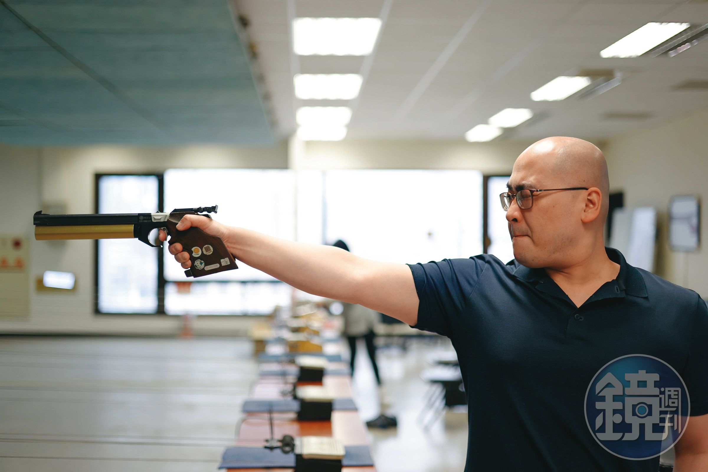 蕭奕弘的紓壓方式之一是去運動中心射擊空氣槍,他頗有天分,每一發都射中標靶且近中心點。