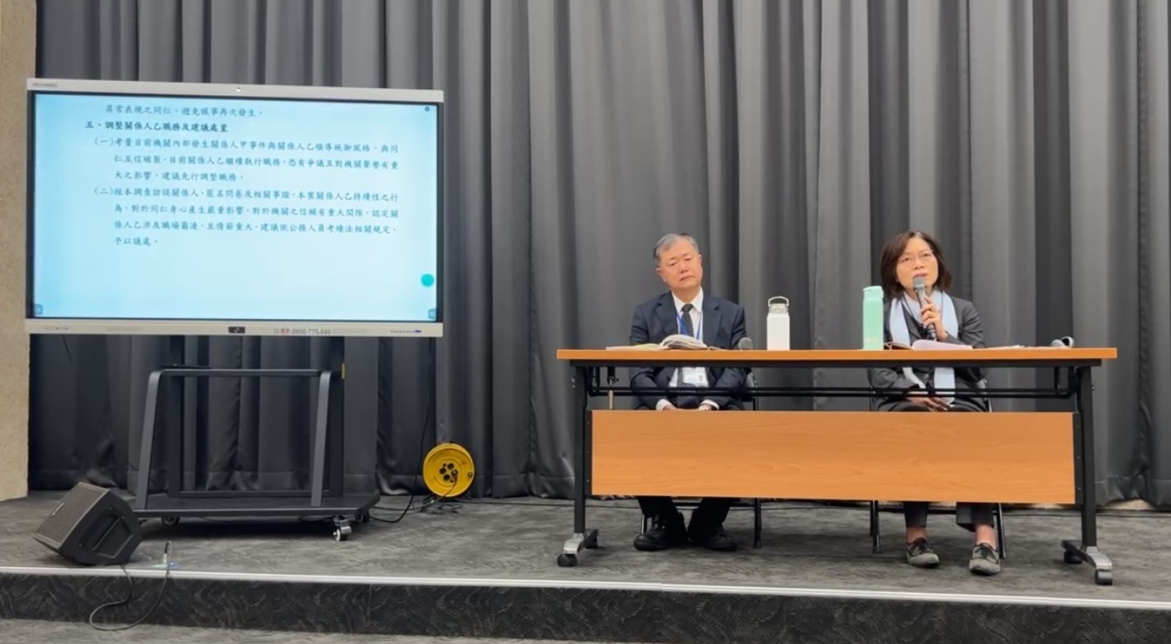 勞動部勞發署公務員傳遭霸凌輕生，部長何佩珊與政次許傳盛召開記者會說明調查結果。（翻攝自勞動部直播）