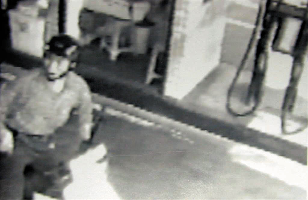 鍾德樹到加油站買汽油，然後騎機車到安親班縱火。（翻攝畫面）