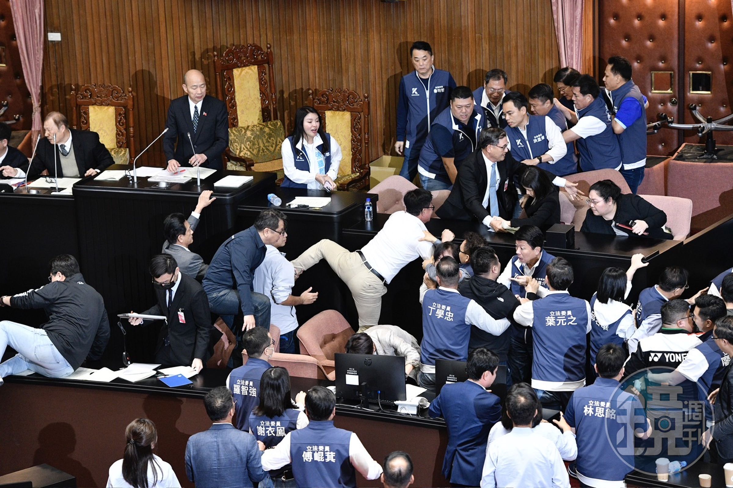 上週五立法院因修法爆發全武行,事件登上國際媒體,全國律師聯合會也發出3點聲明表達嚴正譴責。
